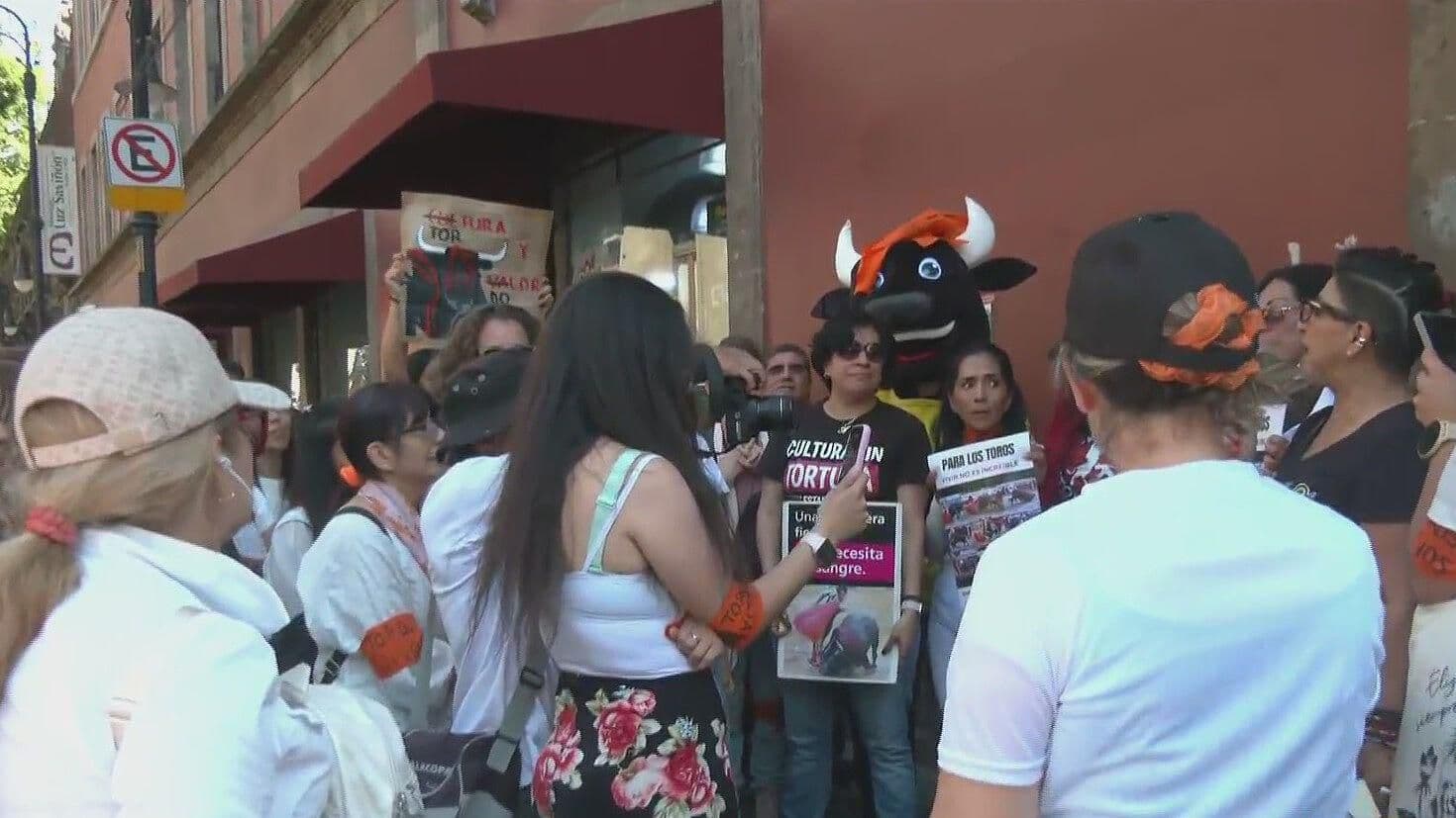Así Reciben Afuera del Congreso de CDMX Avance de Corridas de Toros Sin Violencia