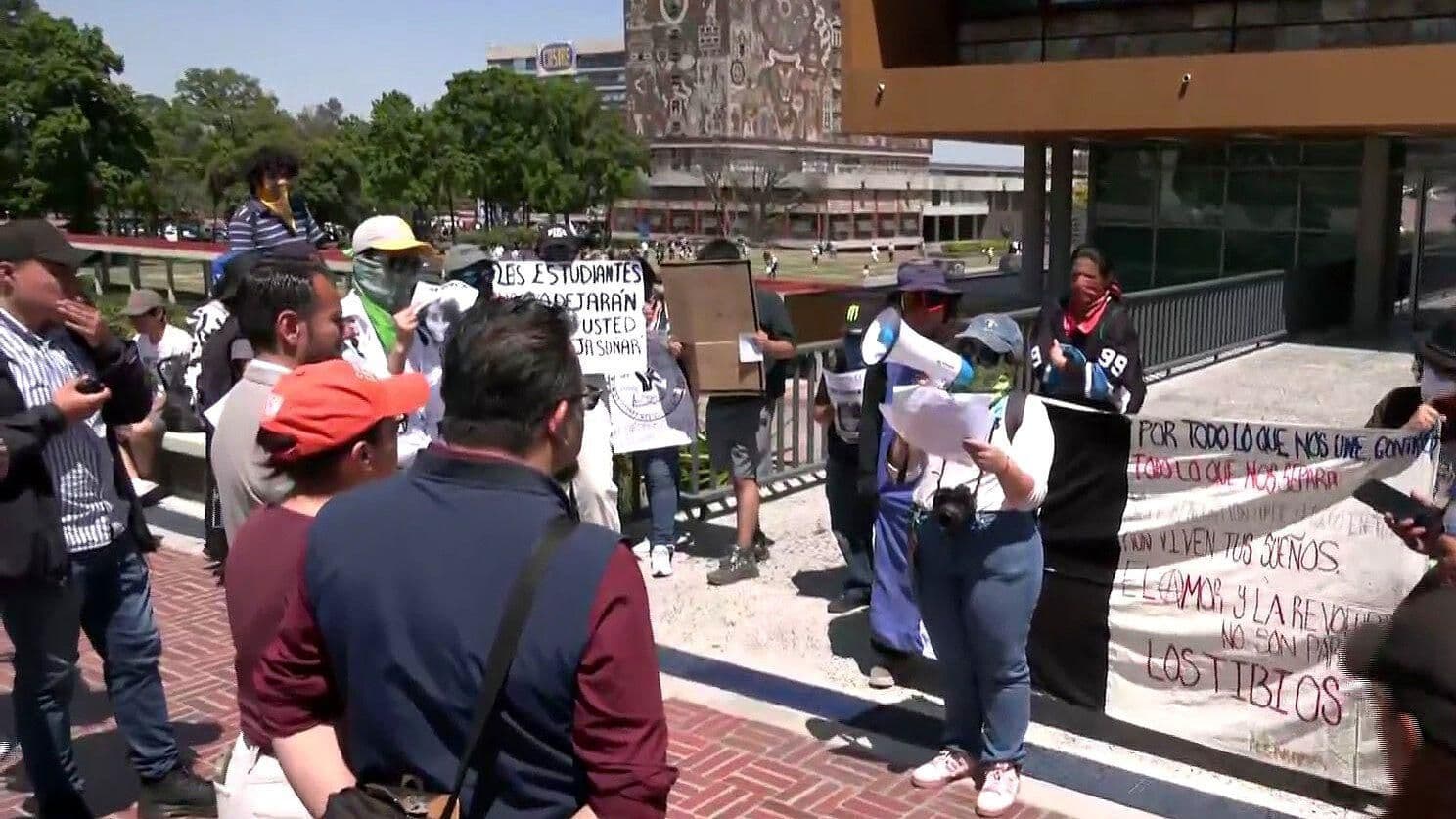 Estudiantes de la FES Aragón Protestan Frente a Rectoría en CU