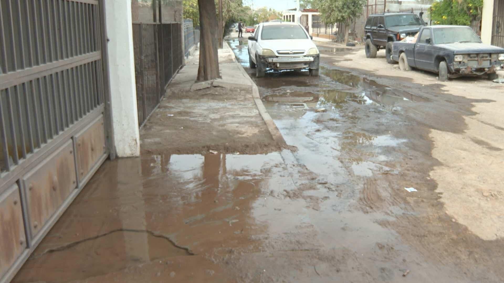 Vecinos Denuncian Fuga de Agua Potable en Vivienda de Colonia el Sahuaro en Hermosillo
