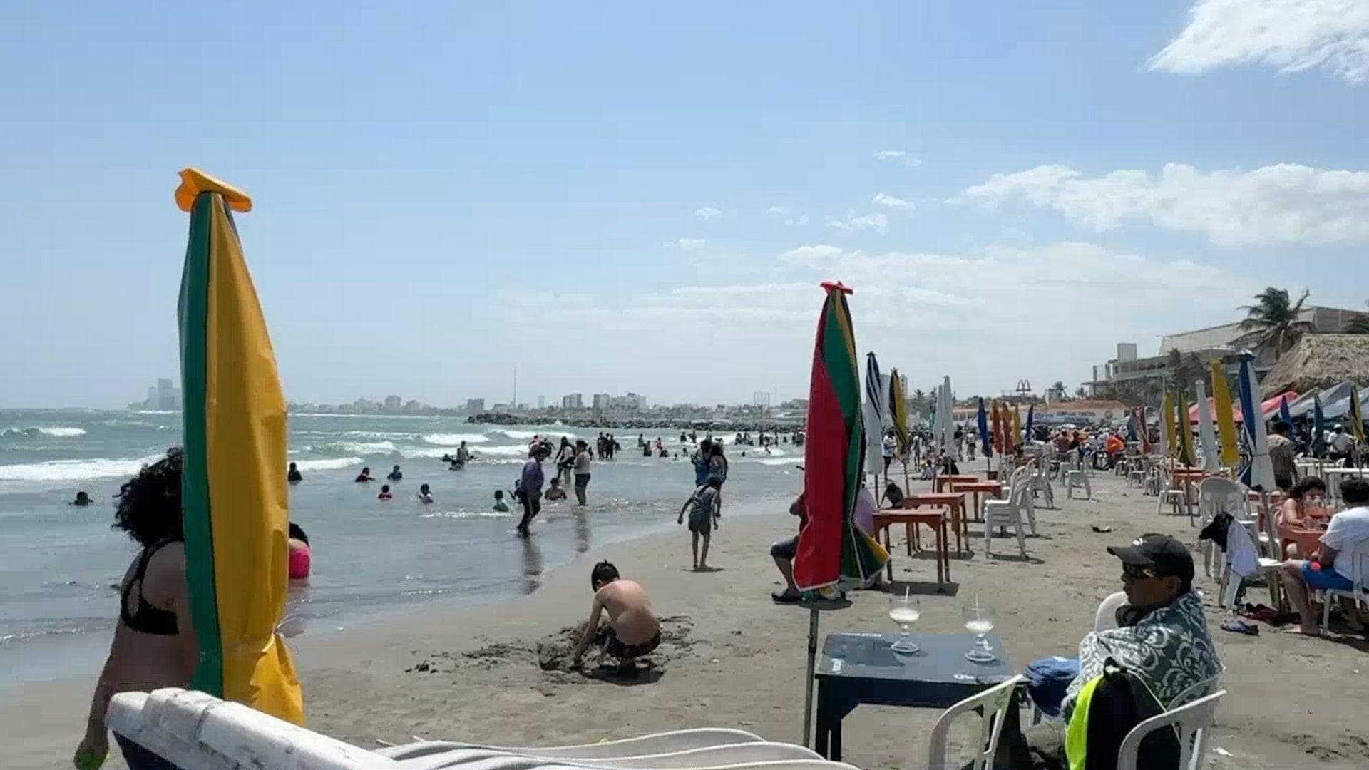Turistas en playa de Veracruz