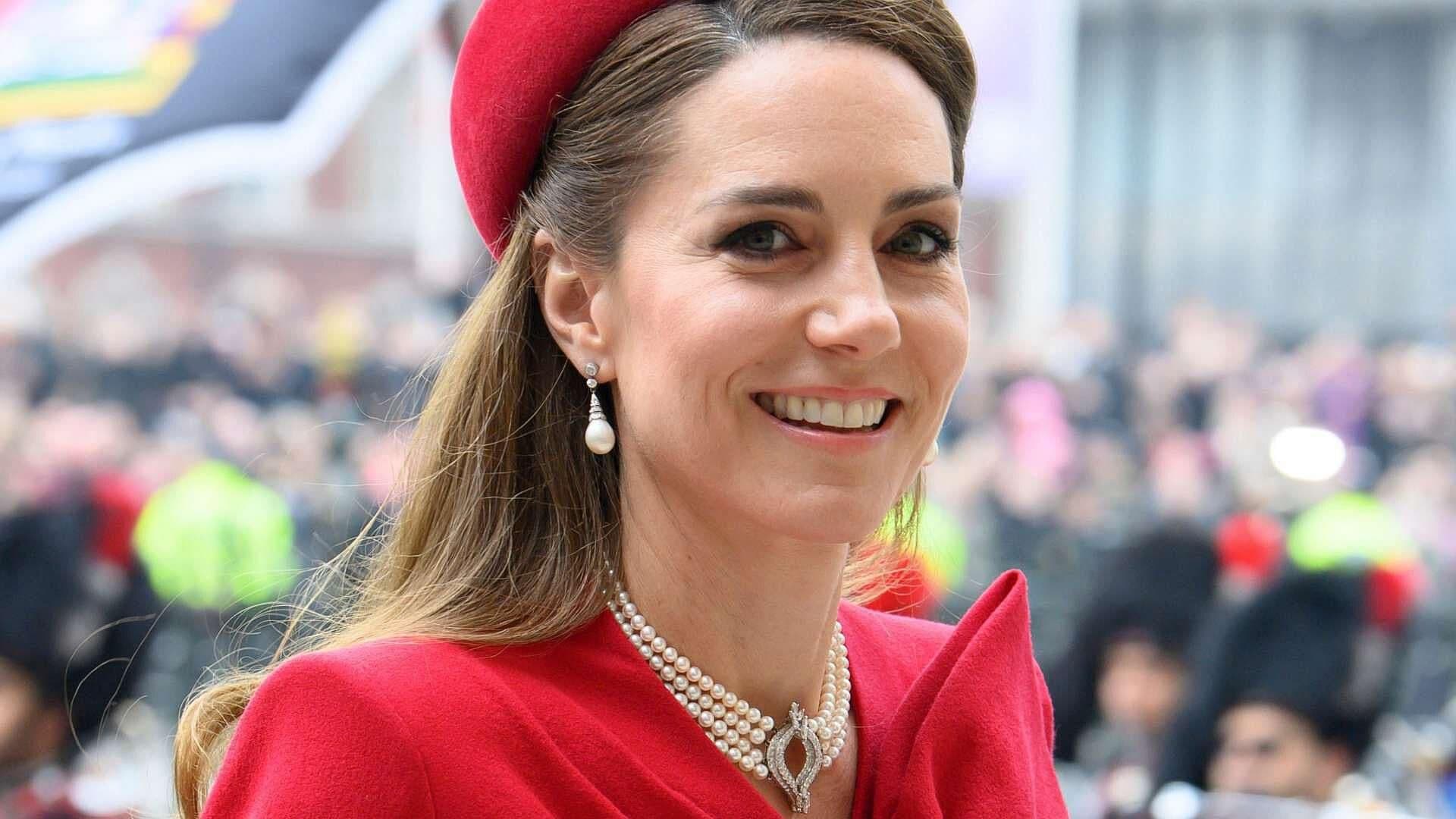Kate Middleton Brinda con Cerveza y Luce Radiante
