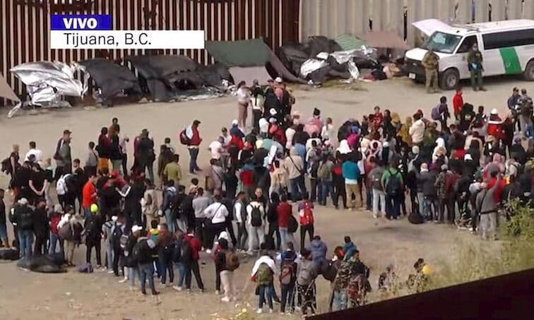 Video: Decenas de Migrantes Acampan Junto al Muro Previo al Fin del Título 42