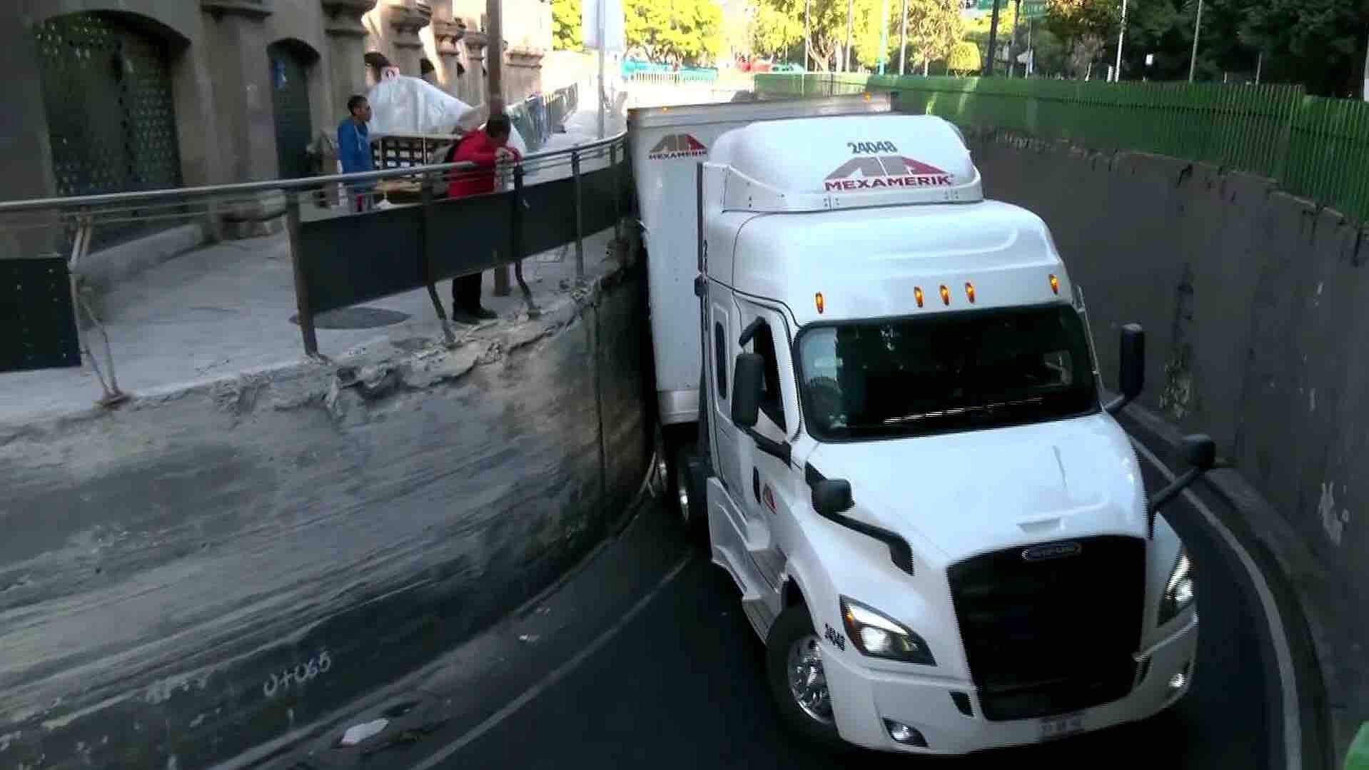 Tráiler Atorado en Av. Fray Servando, CDMX; Maniobras en Curso