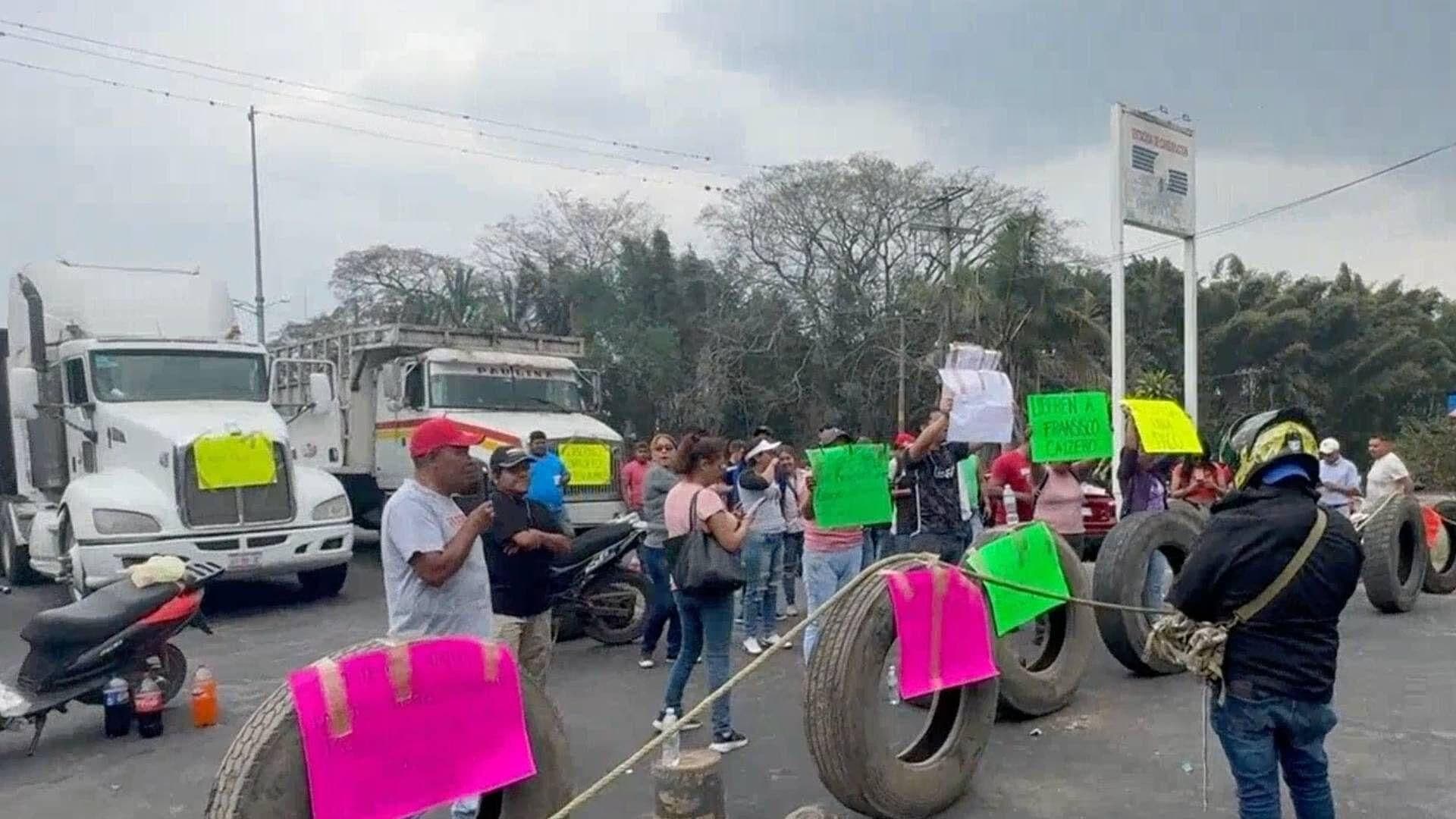Habitantes Bloquean Carretera Córdoba por Detención de Hombre Durante Cateo en Cuichapa