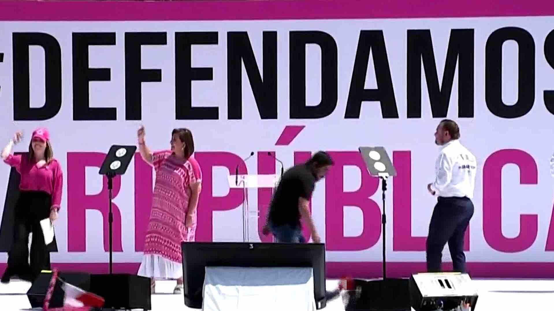 Xóchitl Gálvez Llega al Zócalo Capitalino para Concentración en Defensa de la República