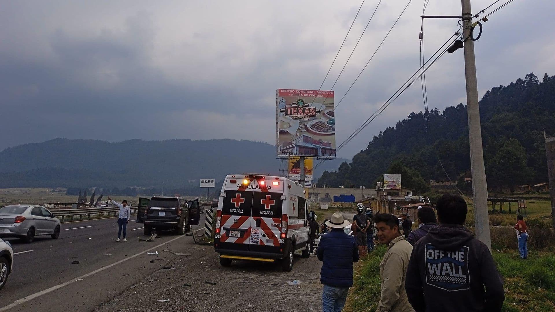 Auto Choca a la Altura de La Marquesa en la Autopista México-Toluca