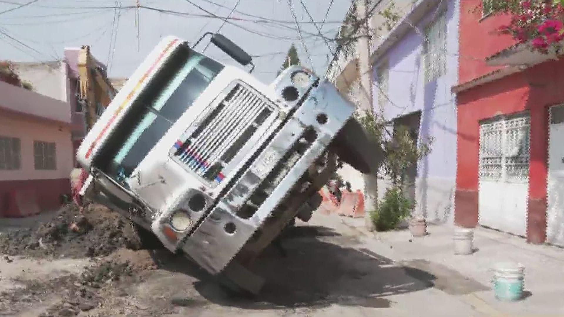 Camión de Volteo Vuelca en Zona de Obras en Col. Nueva Atzacoalco, CDMX