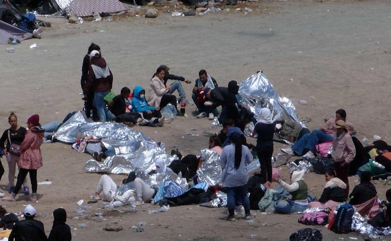 Más de Mil Migrantes Acampan Junto al Muro; Tijuana se Prepara Ante Manifestaciones