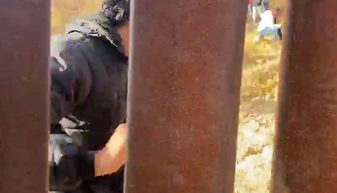 Video: Migrantes Varados en el Muro Solicitan Productos de Primera Necesidad