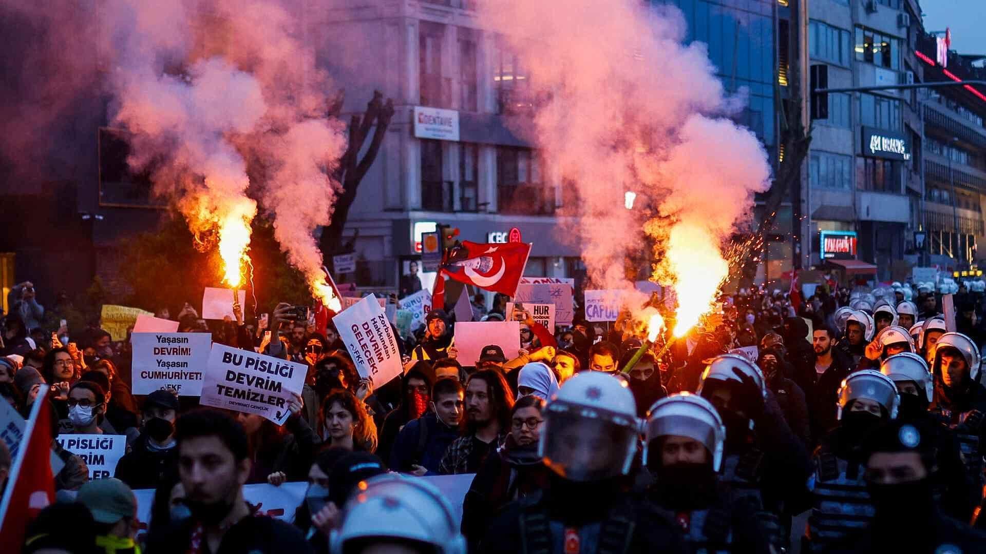 Más de Mil Detenidos en Protestas por Detención de Alcalde de Estambul, en Turquía