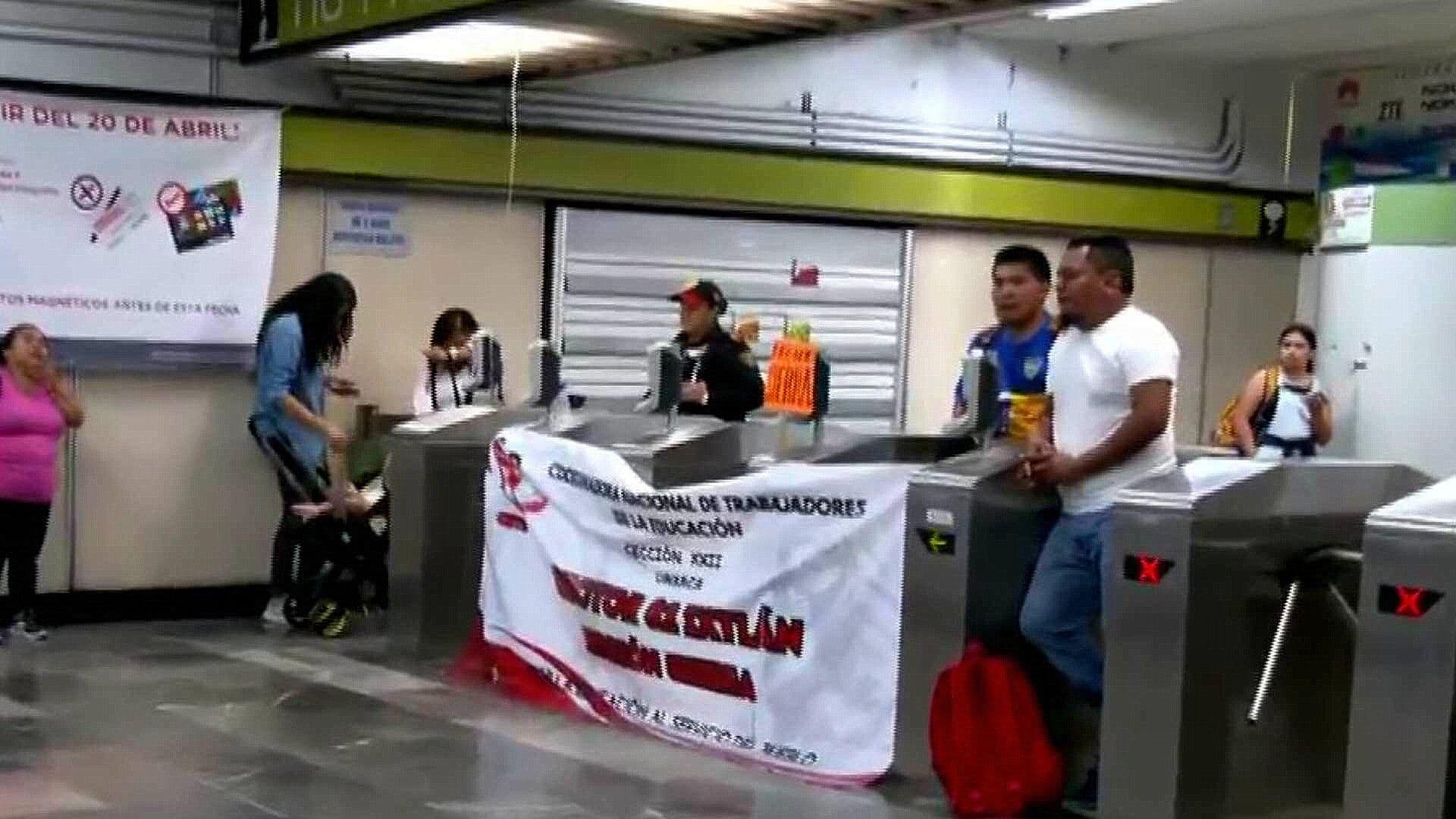 Integrantes de la CNTE Dan Paso Libre a Usuarios del Metro Zapata