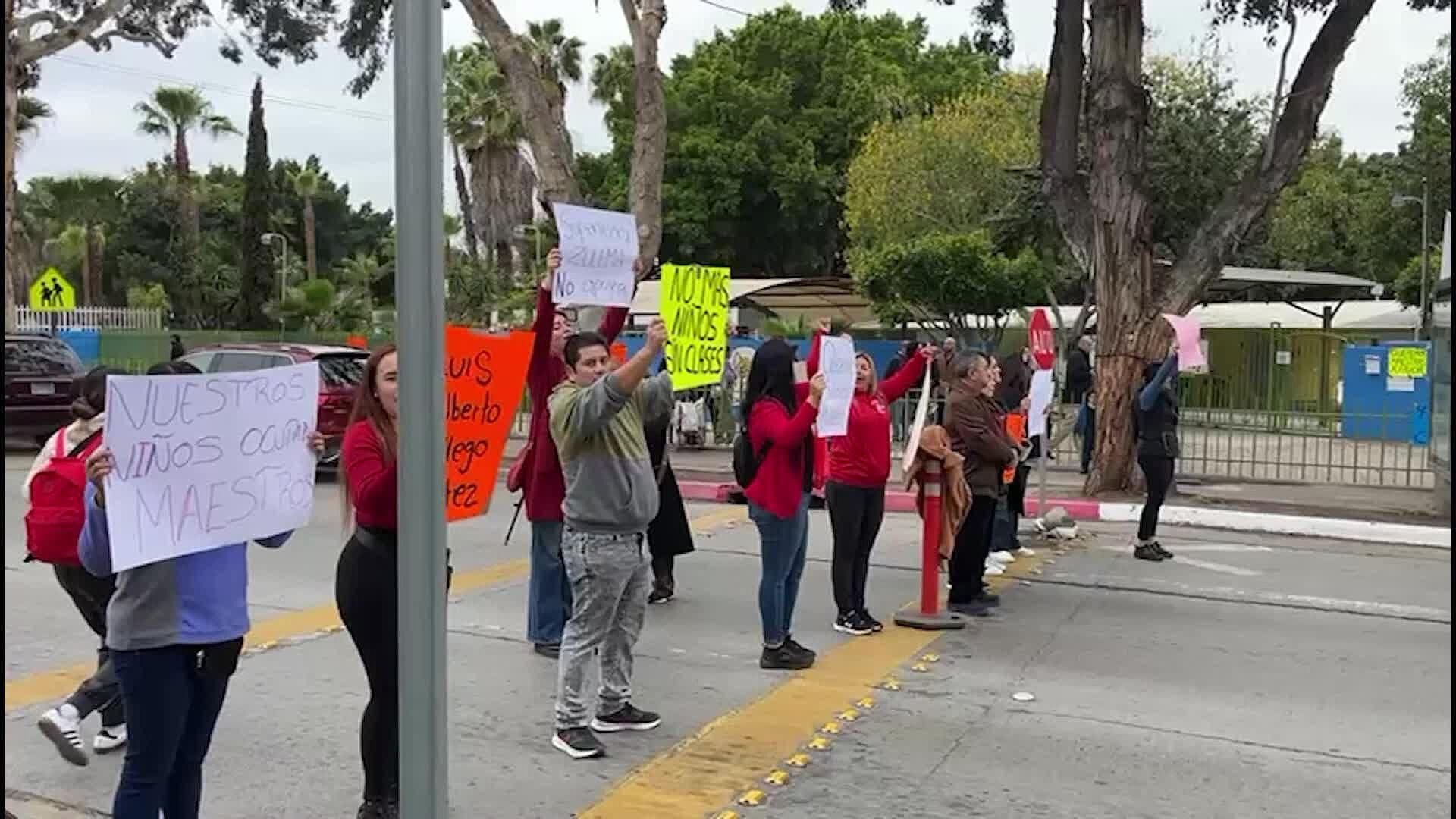 Padres Cierran Blvd. Sánchez Taboada en Tijuana; Denuncian Falta de Maestros en Kínder