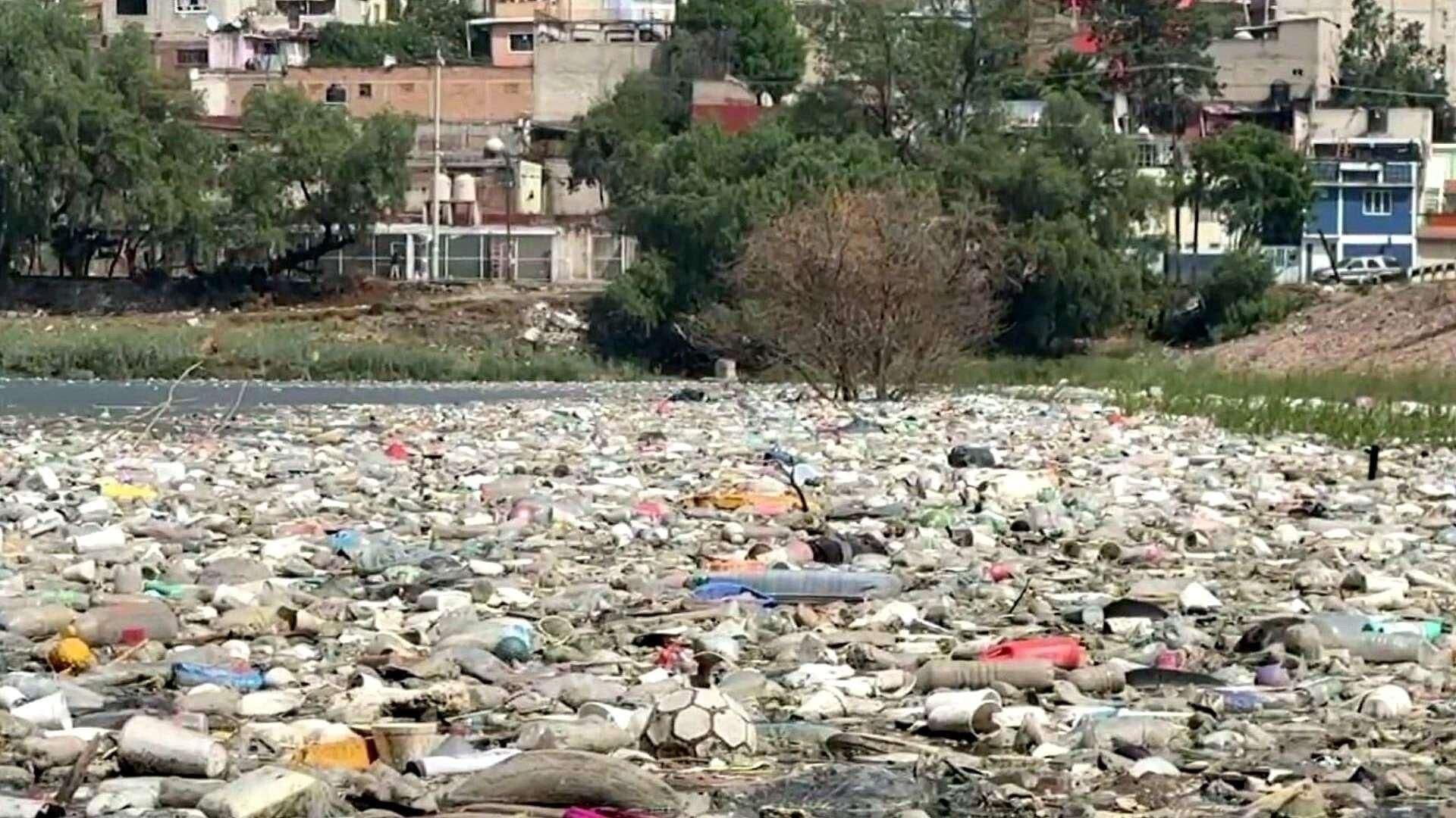 Tapón de Basura Flota sobre Aguas de la Presa 'Los Cuartos' en Naucalpan