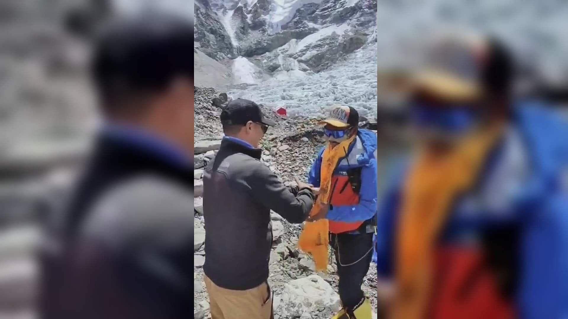 Alpinista Nepalí se Convierte en el Primero en el Mundo en Escalar el Everest 30 Veces