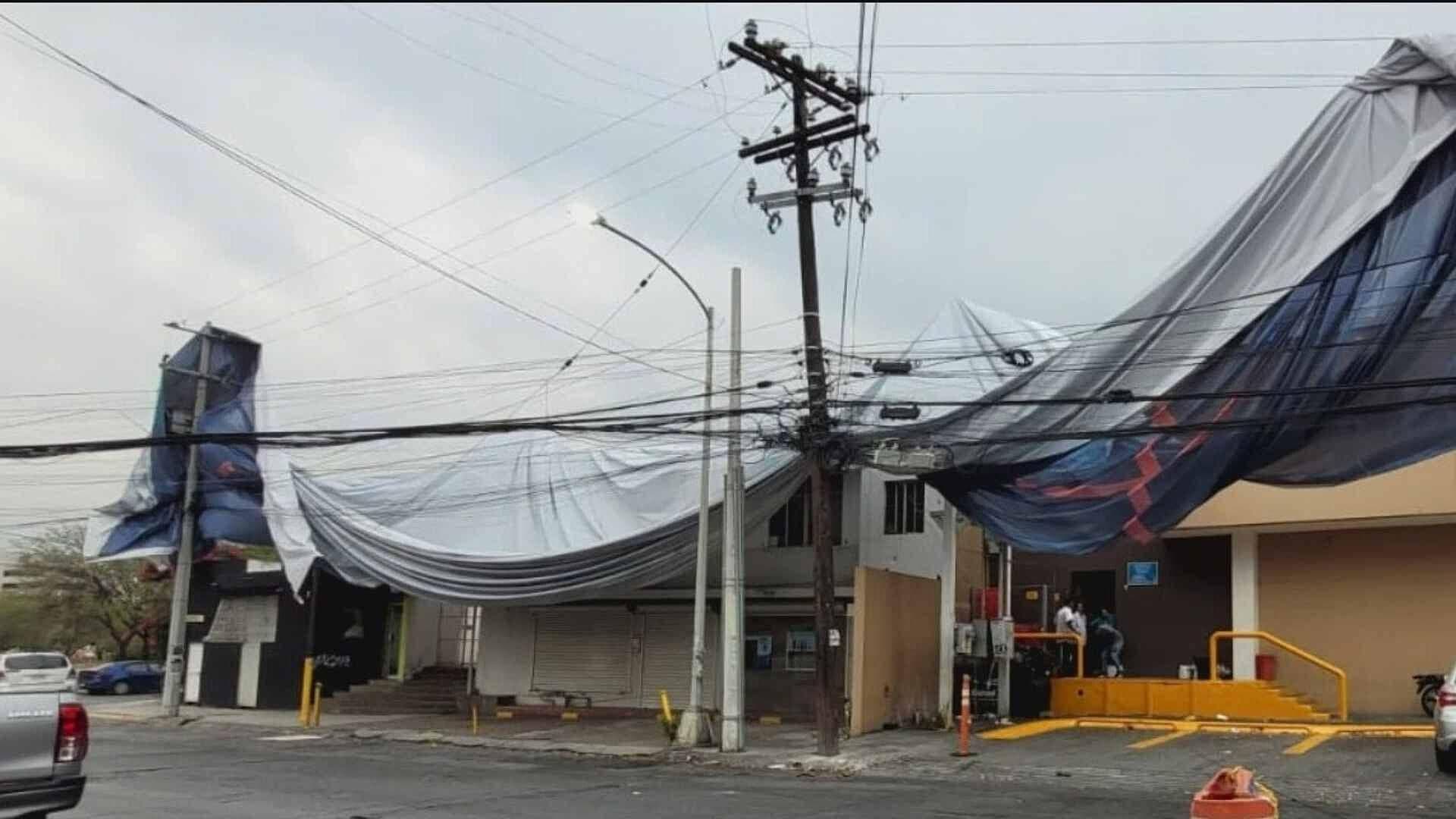 Se Desprende Lona en Avenida Garza Sada en Monterrey