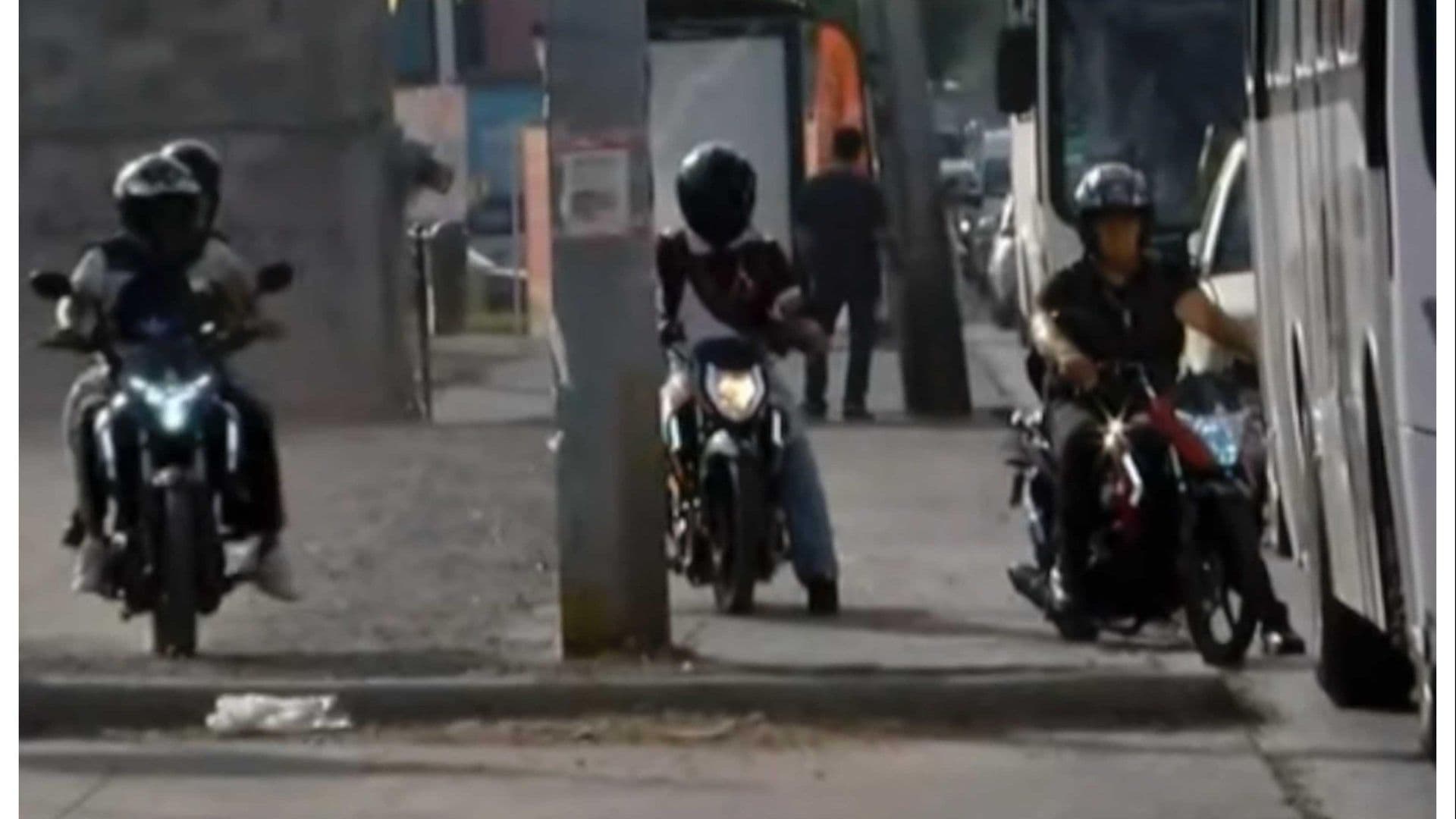Automovilistas Batallan por el Tráfico en el Cruce de los Bulevares Francisco Villa y Valtierra