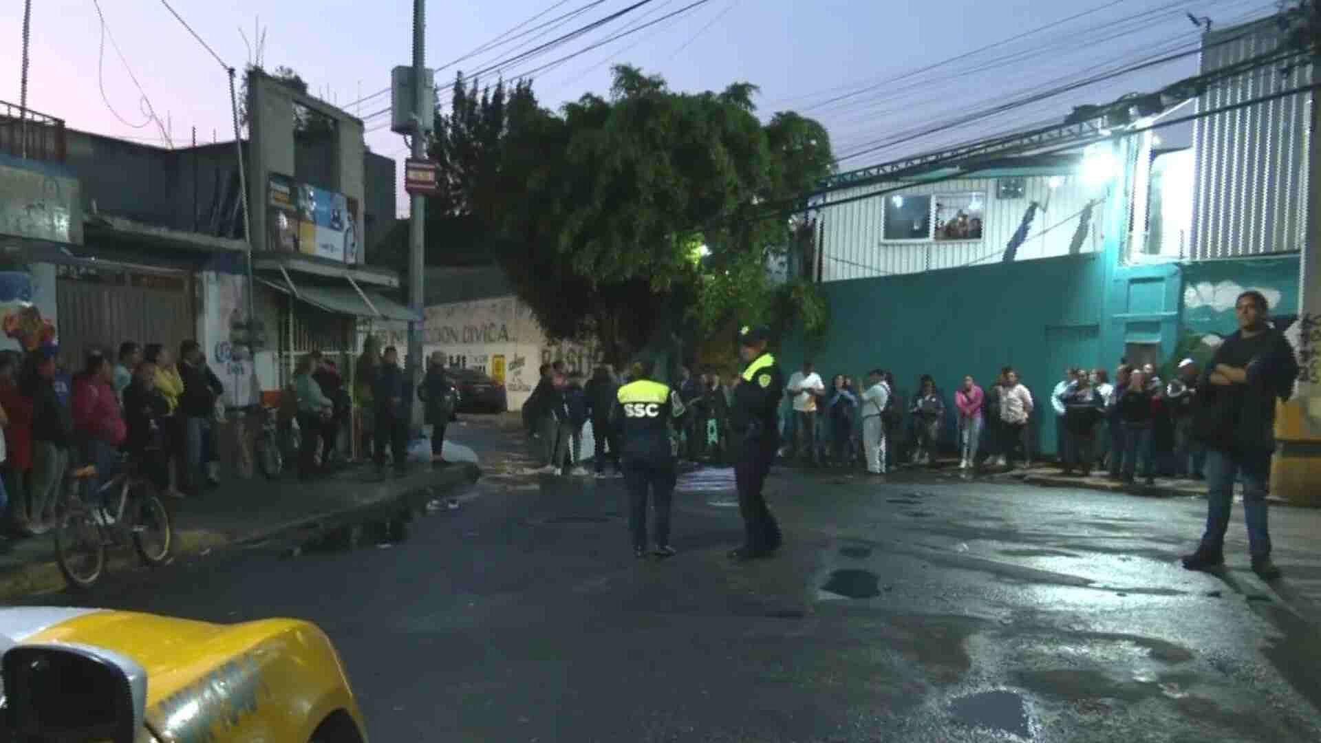 Manifestantes Bloquean Calles de la Colonia Leyes de Reforma en Iztapalapa