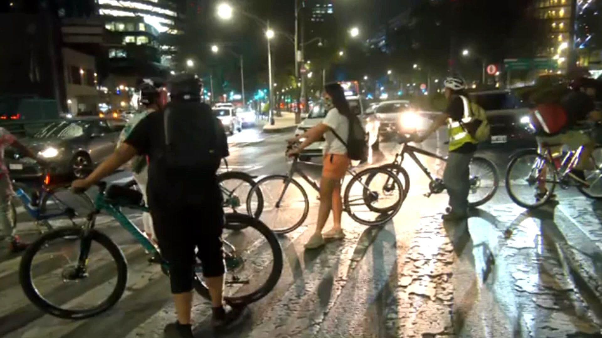 Ciclistas Bloquean Reforma a la Altura de la Estela de Luz en la CDMX