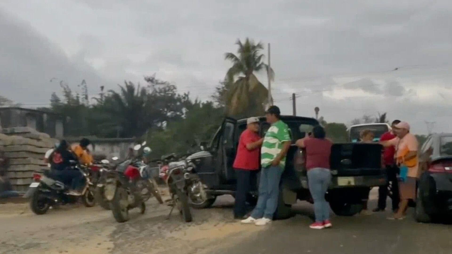 Con Marcha y Bloqueo Carretero Piden la Aparición de Tres Personas en Chinameca, Veracruz