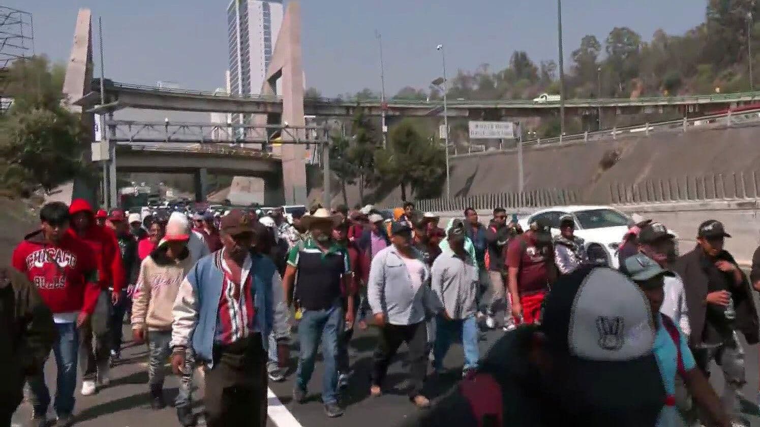 Integrantes Agrícolas Avanzan sobe la México-Toluca Rumbo a Segob
