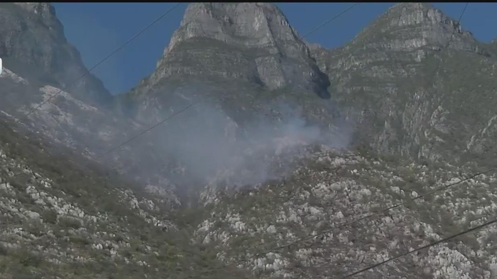Moviliza Incendio en Cerro de las Mitras en Col. Ermita en Santa Catarina, NL