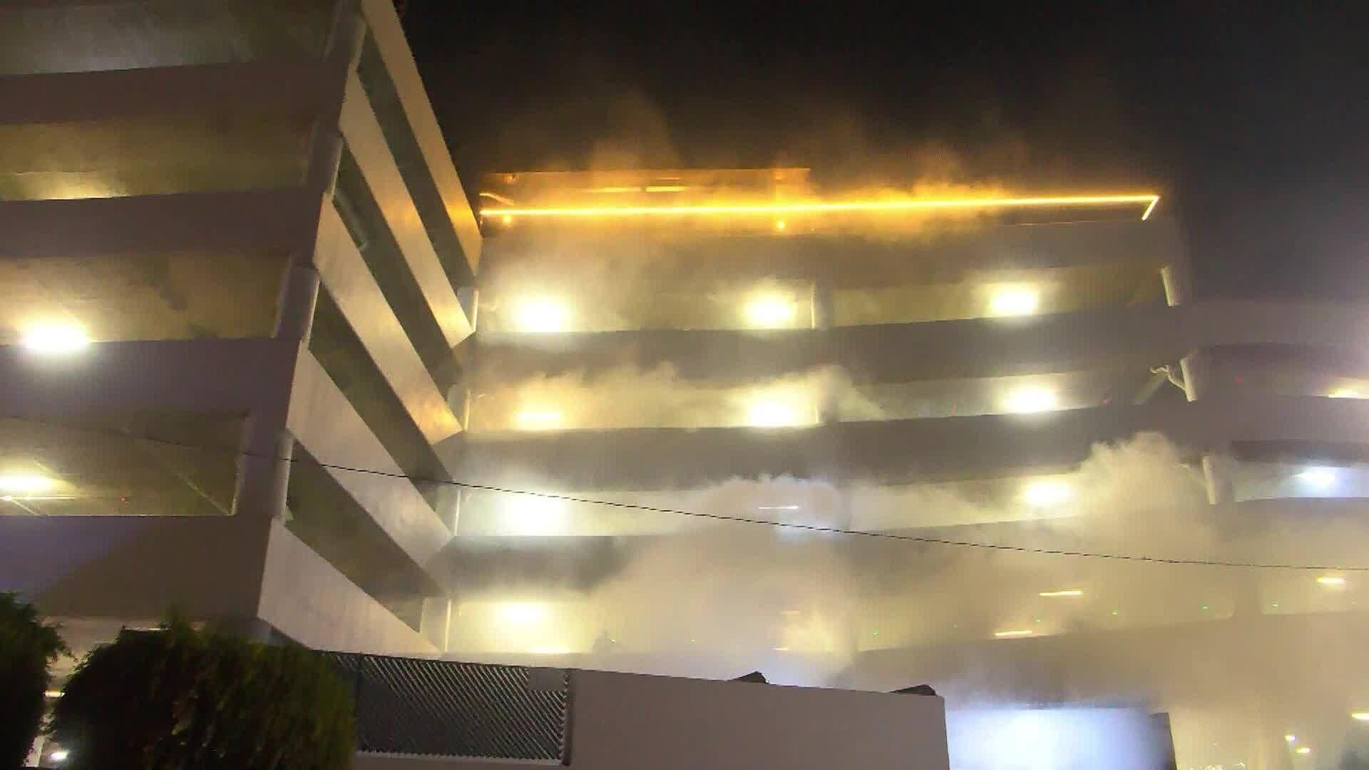 Incendio en el Estacionamiento de la Gran Plaza Provoca Movilización de Unidades de Emergencia