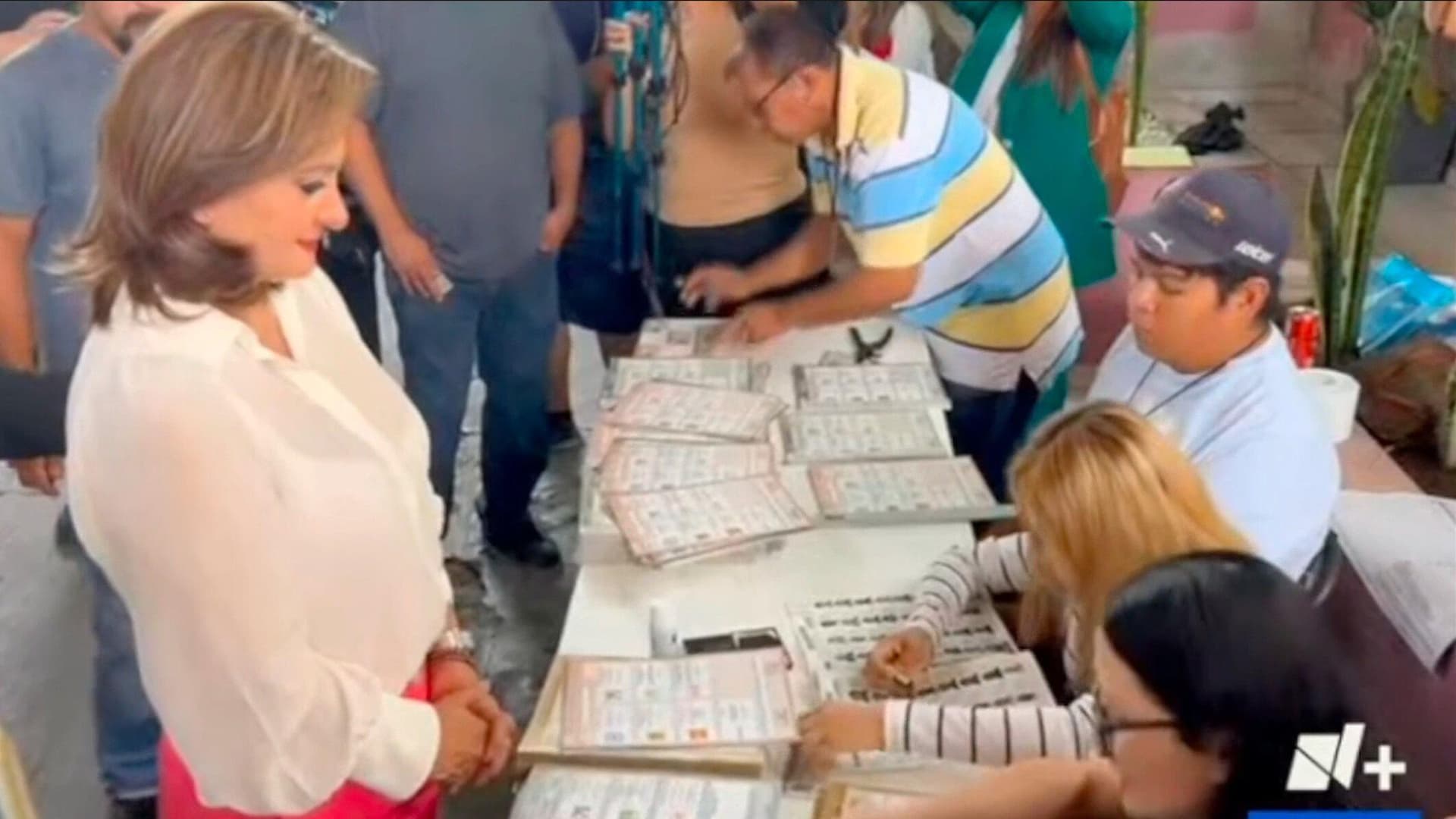 La Candidata Alma Alcaraz Hernández ya Emitió su Voto en Silao