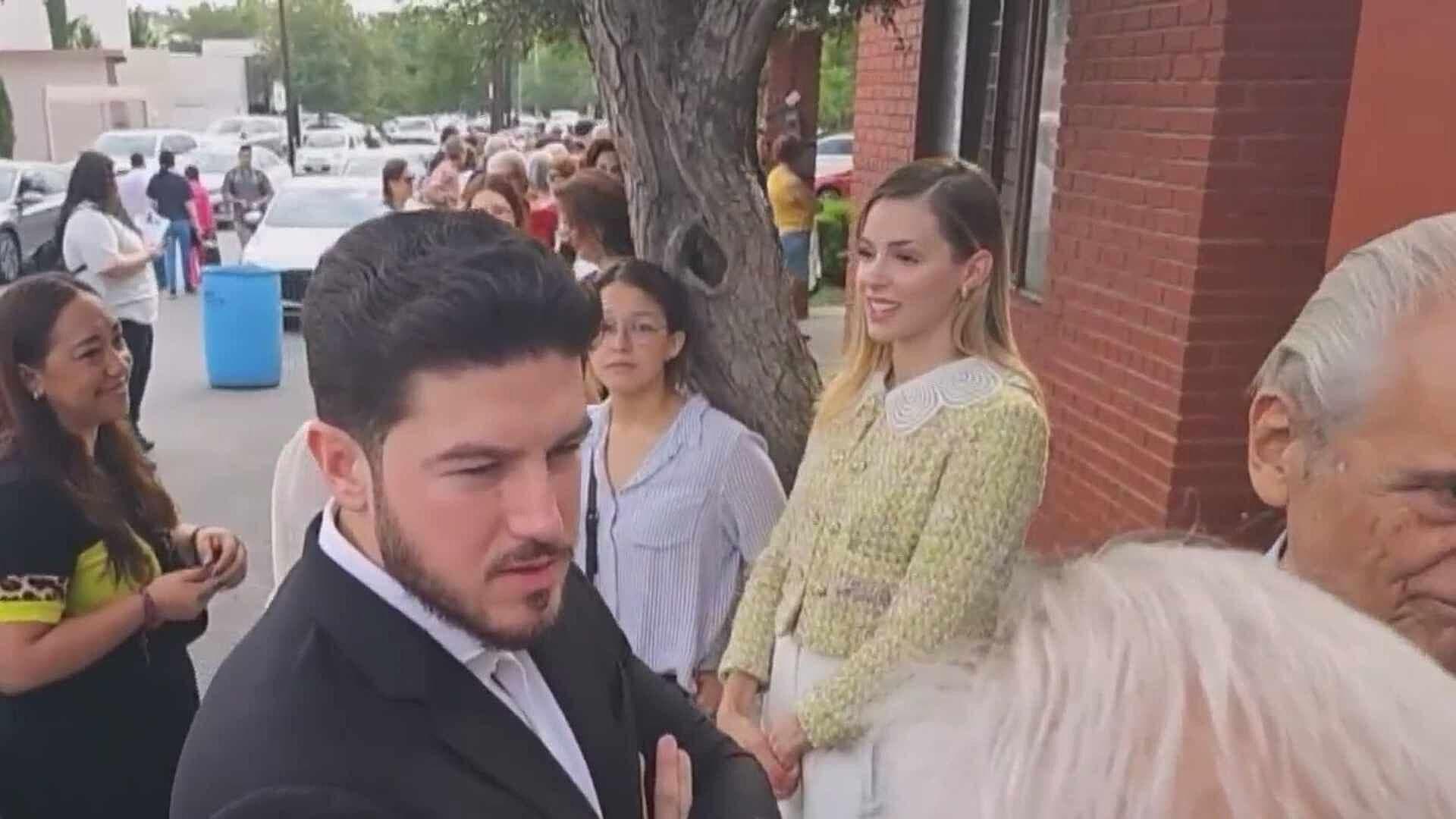 Acuden Mariana Rodríguez y Samuel García a Votar