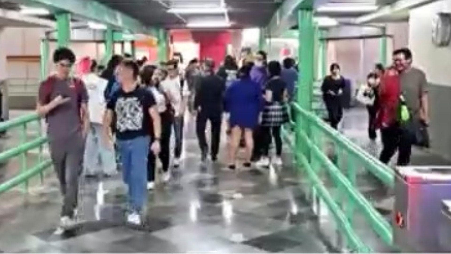 Protestan por Tarifazo en Estación del Metro Universidad