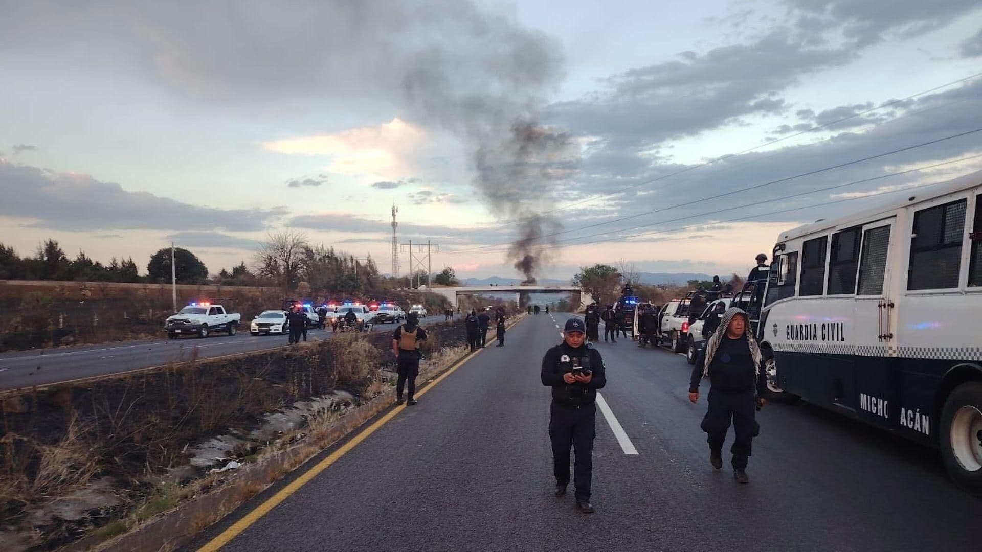 Repliegan a Normalistas que Tomaron la Carretera Morelia-Pátzcuaro en Michoacán