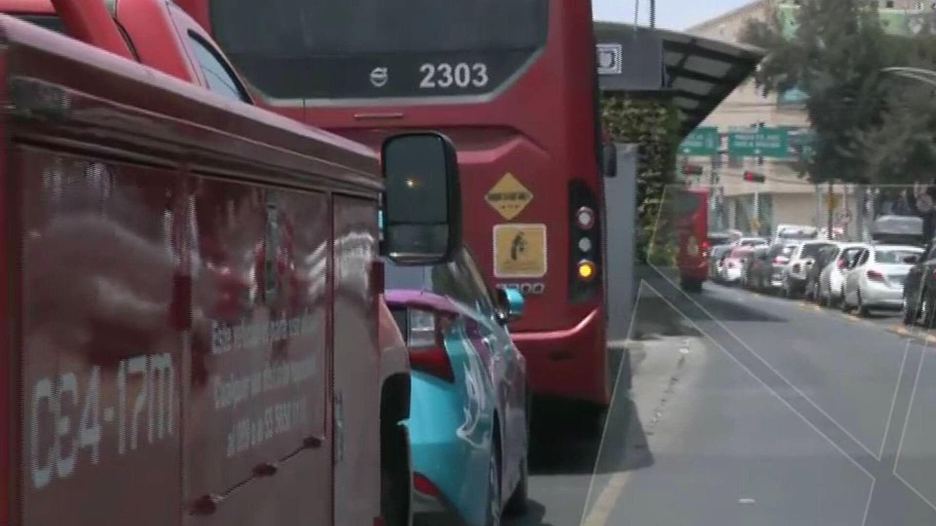 Unidad de Metrobús Choca con un Vehículo en la Avenida Montevideo, CDMX