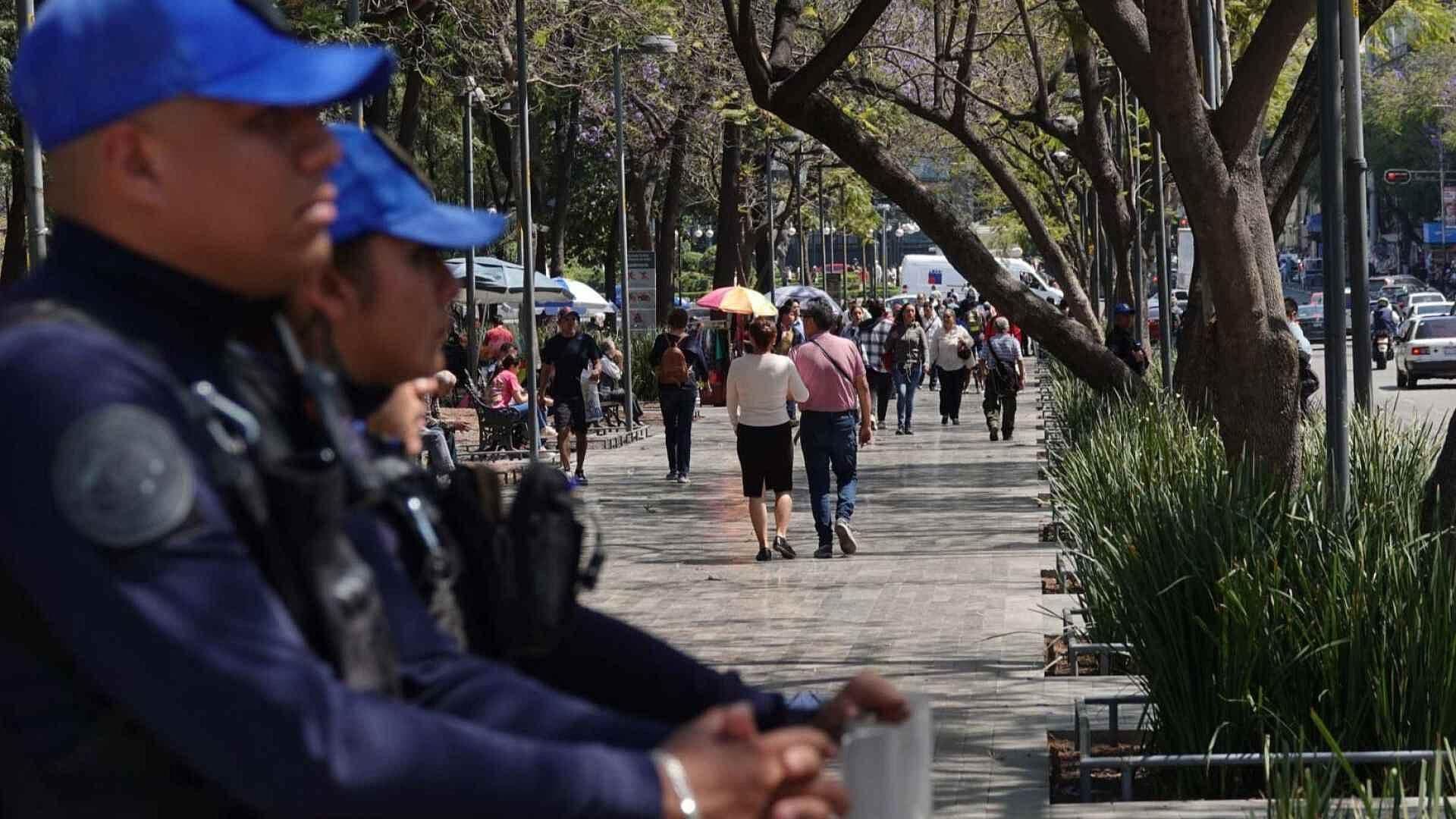 Ambulantes en la Alameda Central Invierten en Tapetes y Extintores
