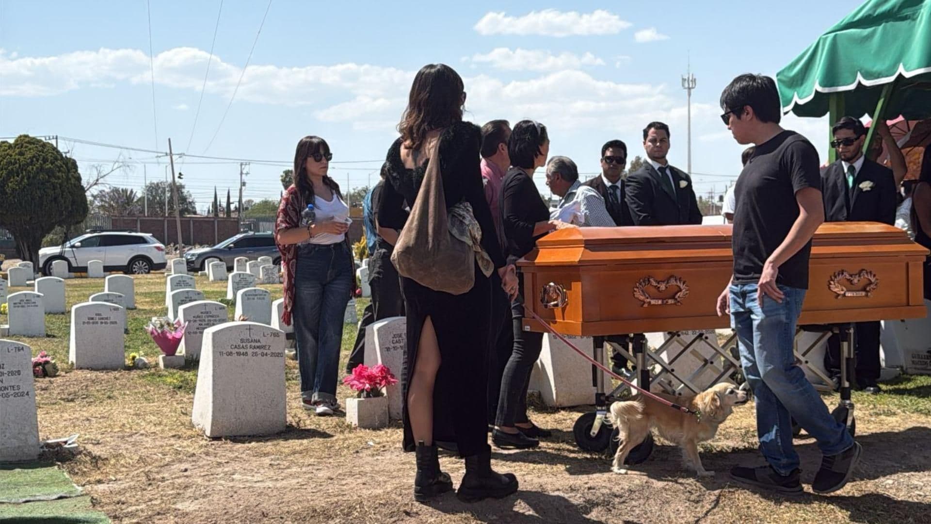 Familiares, Amigos y Sus 3 Perritos, le Dan el Último Adiós a Berenice Giles en Aguascalientes