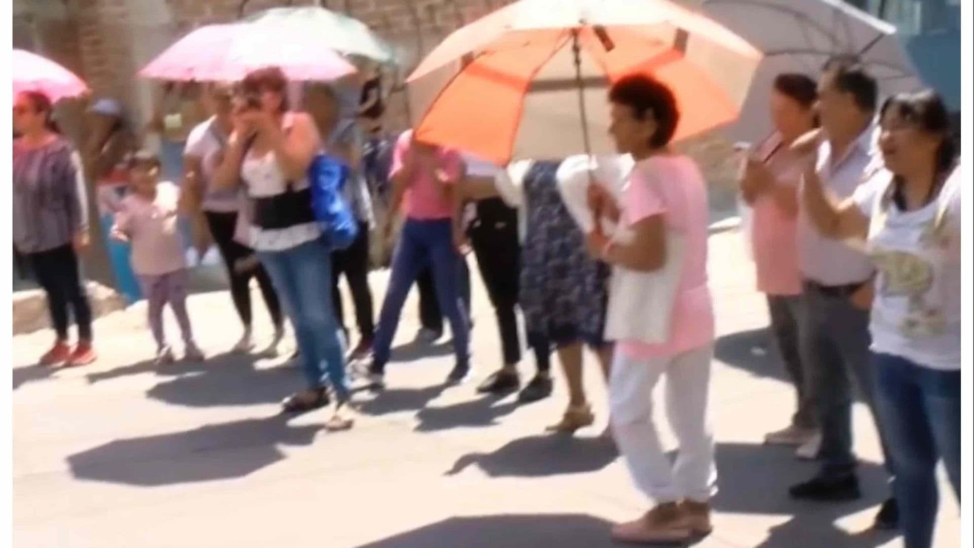 Habitantes de la Colonia Centro Familiar Soledad, en León, Bloquean una Calle por Falta de Agua