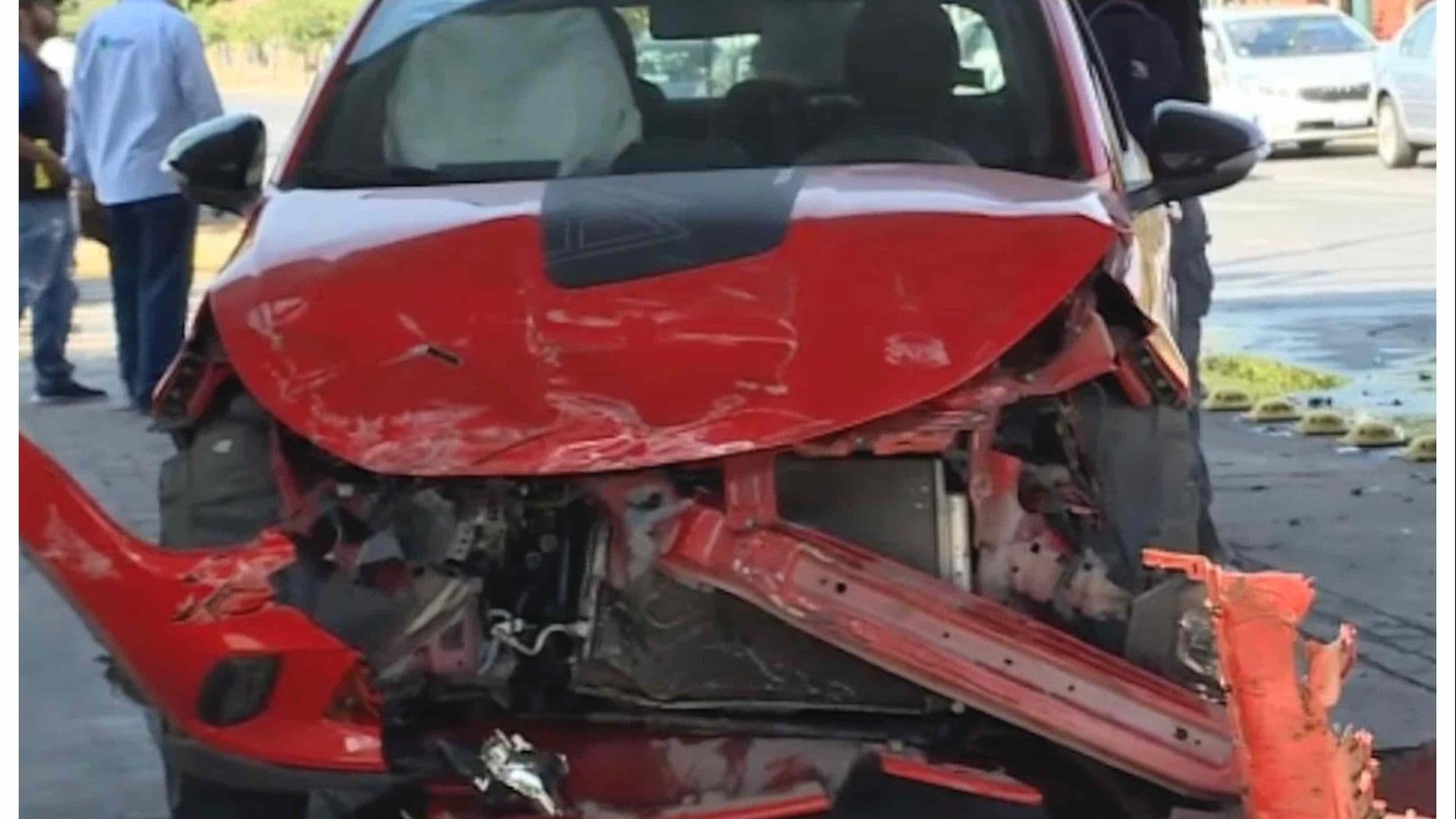 Vuelca Camioneta de Garrafones tras ser Impactado por un Auto en el Bulevar Morelos, en León