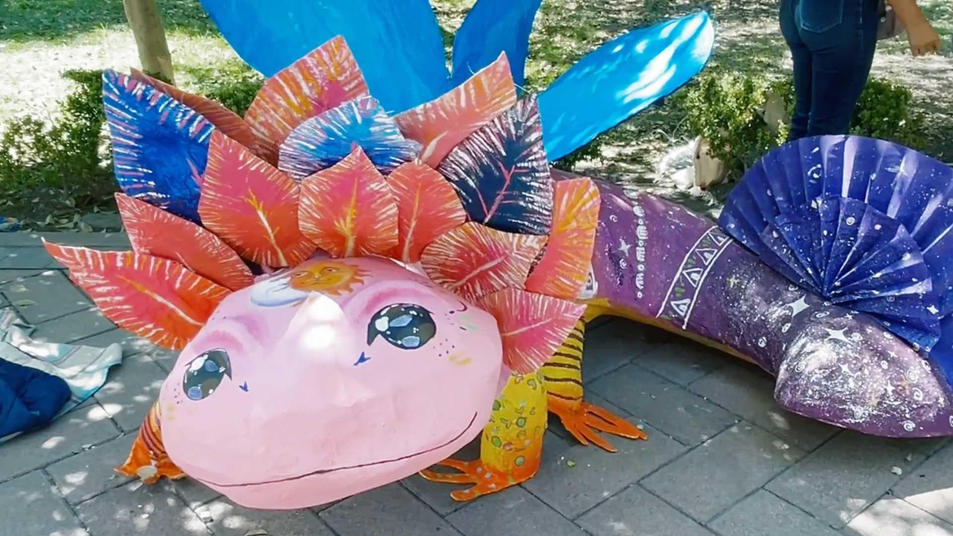Alumnos de la UAQ Expusieron Alebrijes Hechos a Mano en la Alameda Hidalgo de Querétaro