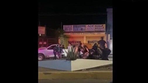 Captan a Policías de Amatitán Golpeando Brutalmente a 3 Jóvenes
