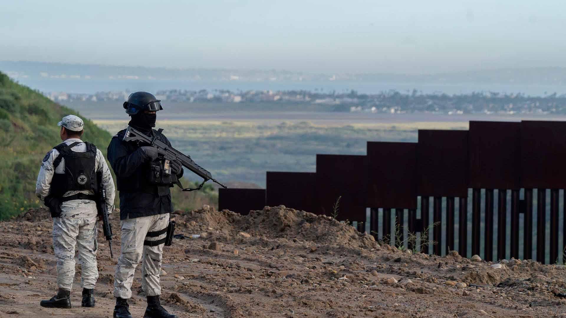 ¡Ahí Viene la Guardia Nacional! Dejan a Niña Atorada en Muro con EUA
