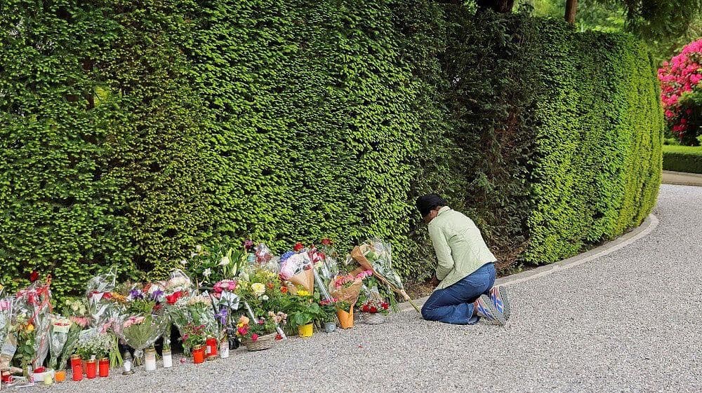 Colocan Flores y Velas Frente a Mansión de Tina Turner en Suiza
