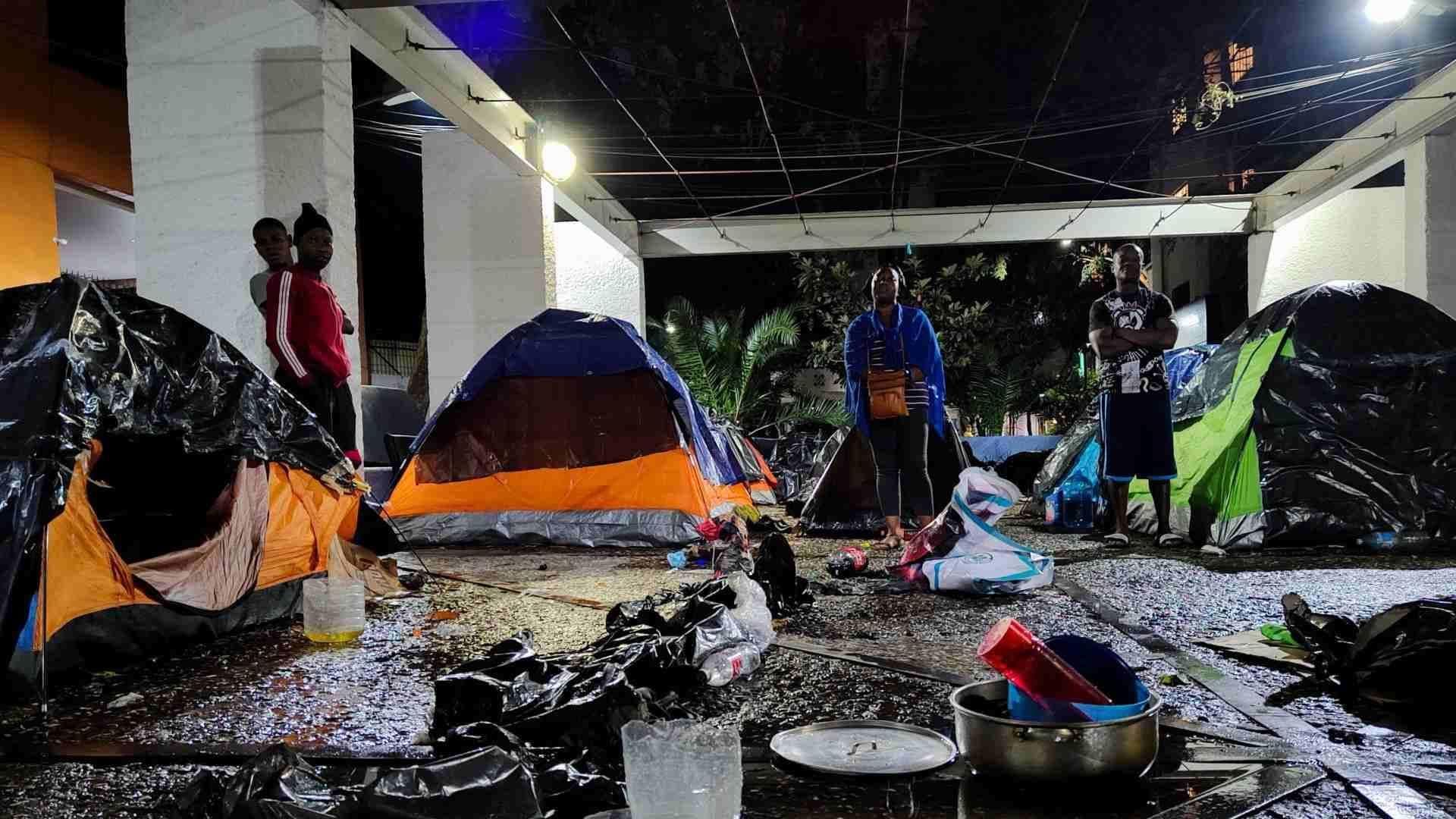 Trasladan a Migrantes de la Plaza Giordano Bruno, en CDMX, a Otros Estados