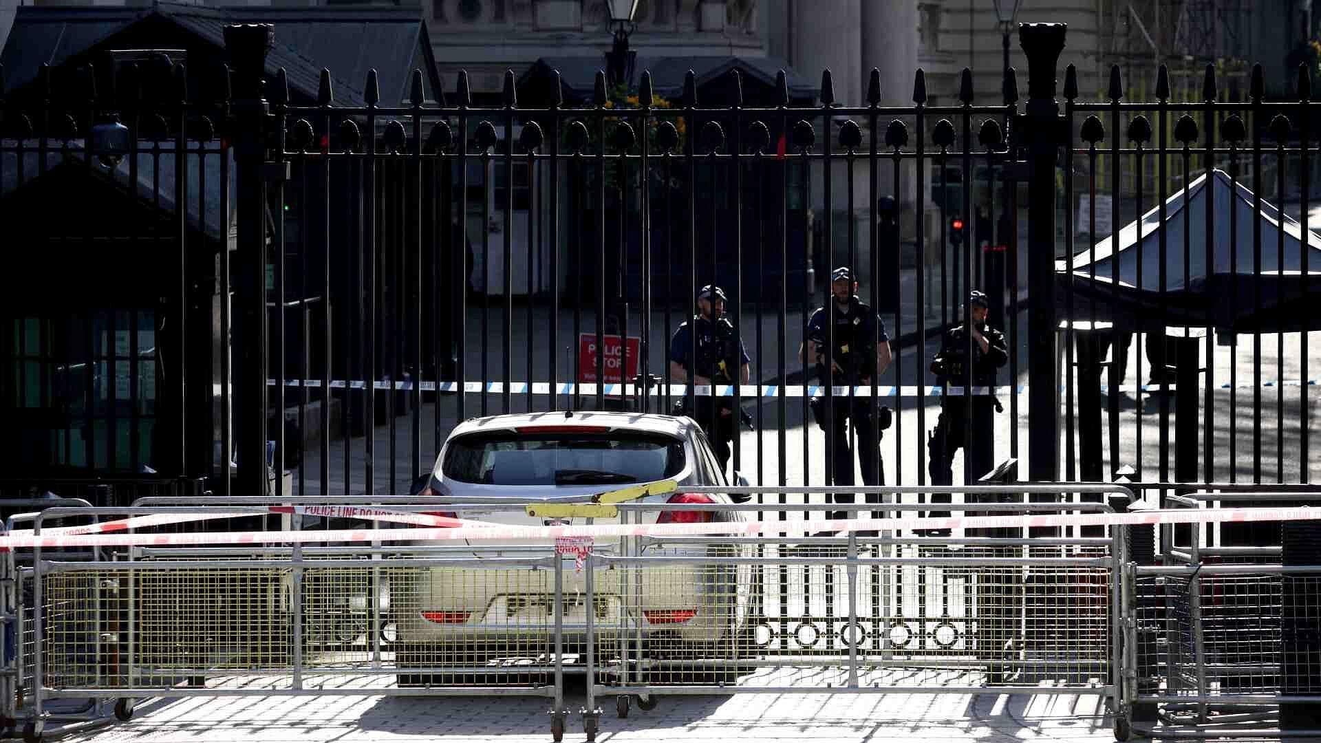Automóvil Choca con Puerta de Downing Street en Reino Unido