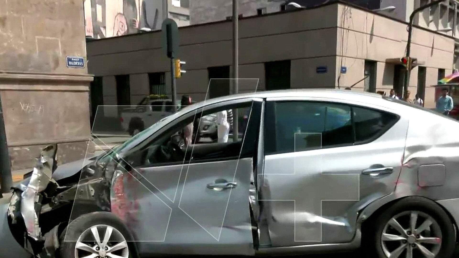 Auto Choca Contra Metrobús CDMX tras Intentar Ganarle el Paso en Balderas