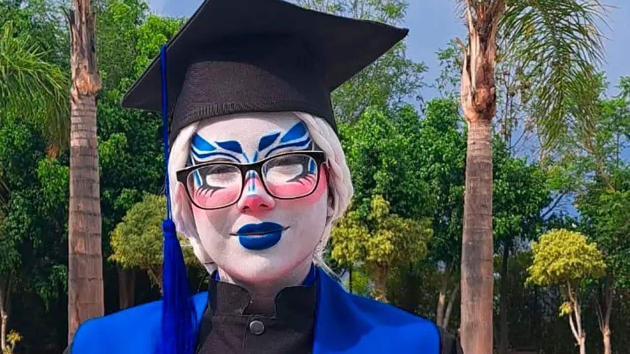 Drag Queen se Gradúa como Abogada en la BUAP