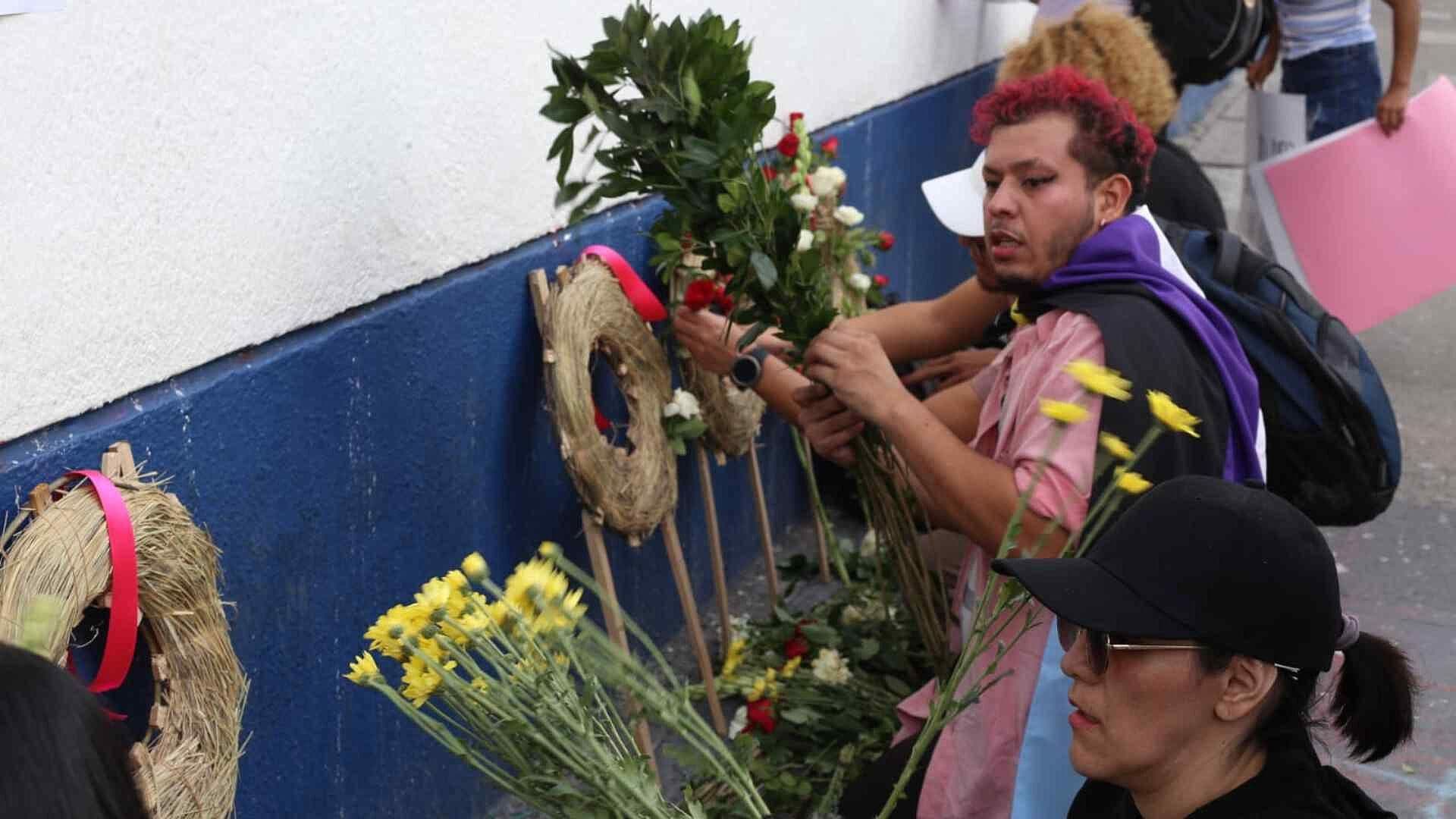 Integrantes de la Comunidad Trans Colocan Coronas por Víctimas en la FGJCDMX