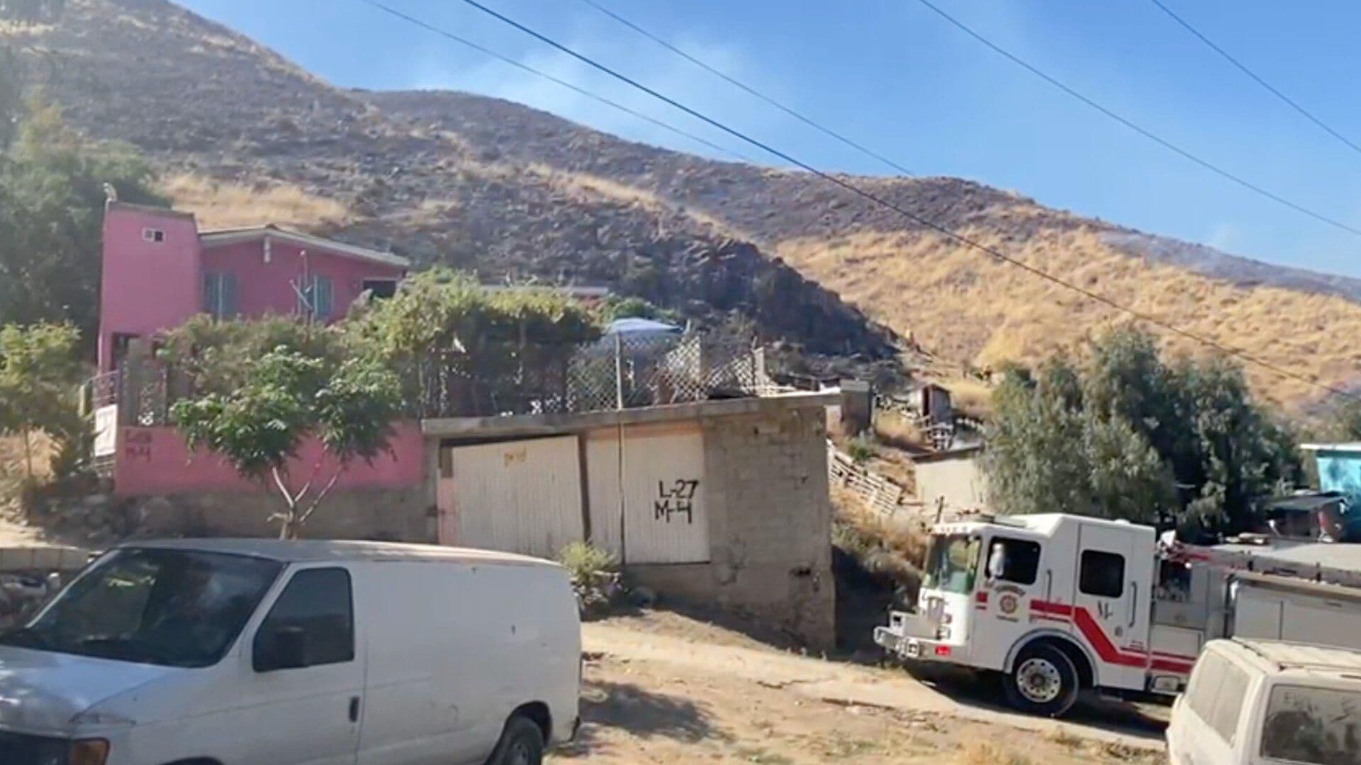 Incendio Junto al Cerro Colorado Genera Alerta a Viviendas en Tijuana