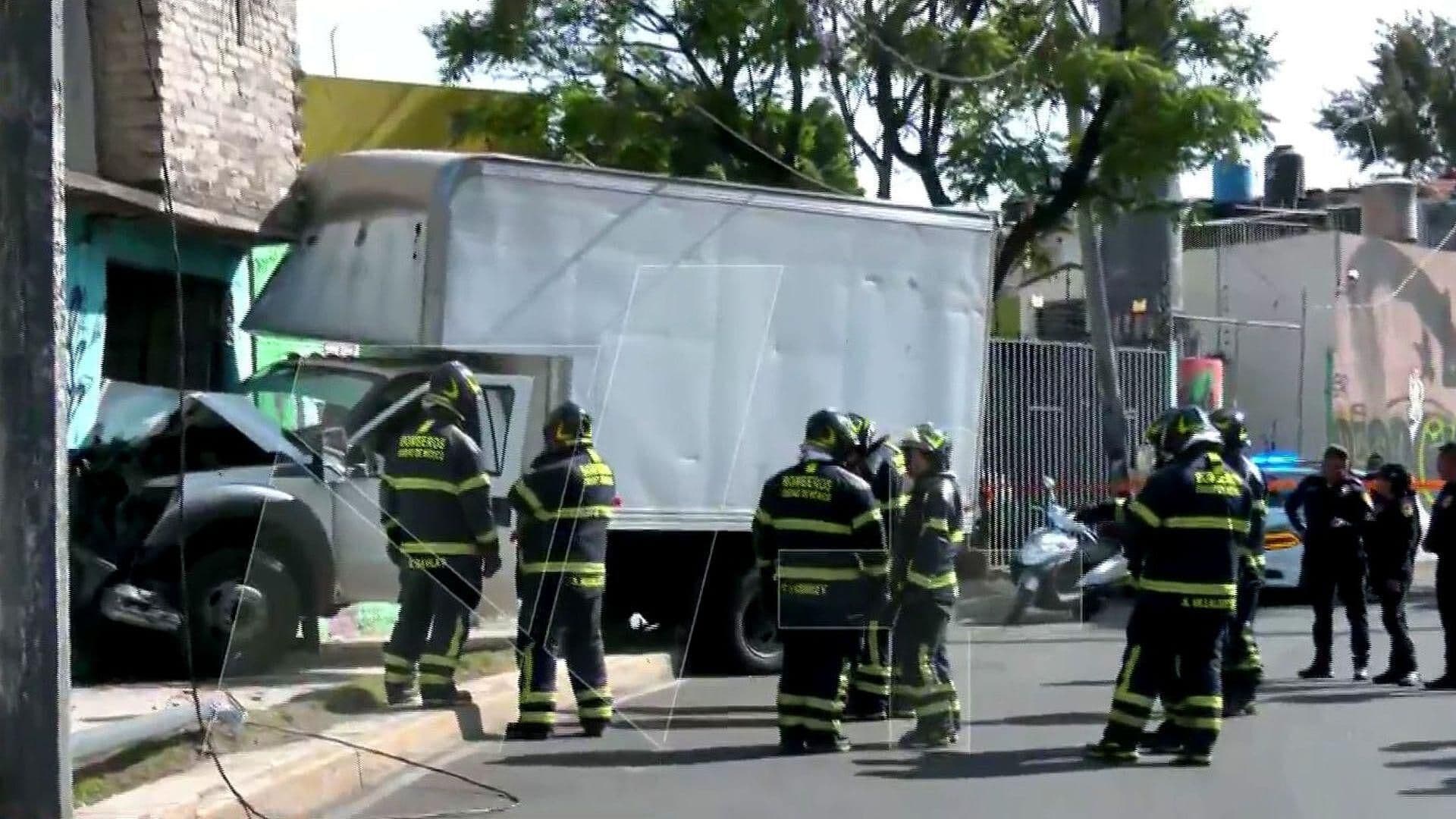 Choque de Camión Provoca Cierre Vial en Canal de Garay y Ermita Iztapalapa, CDMX