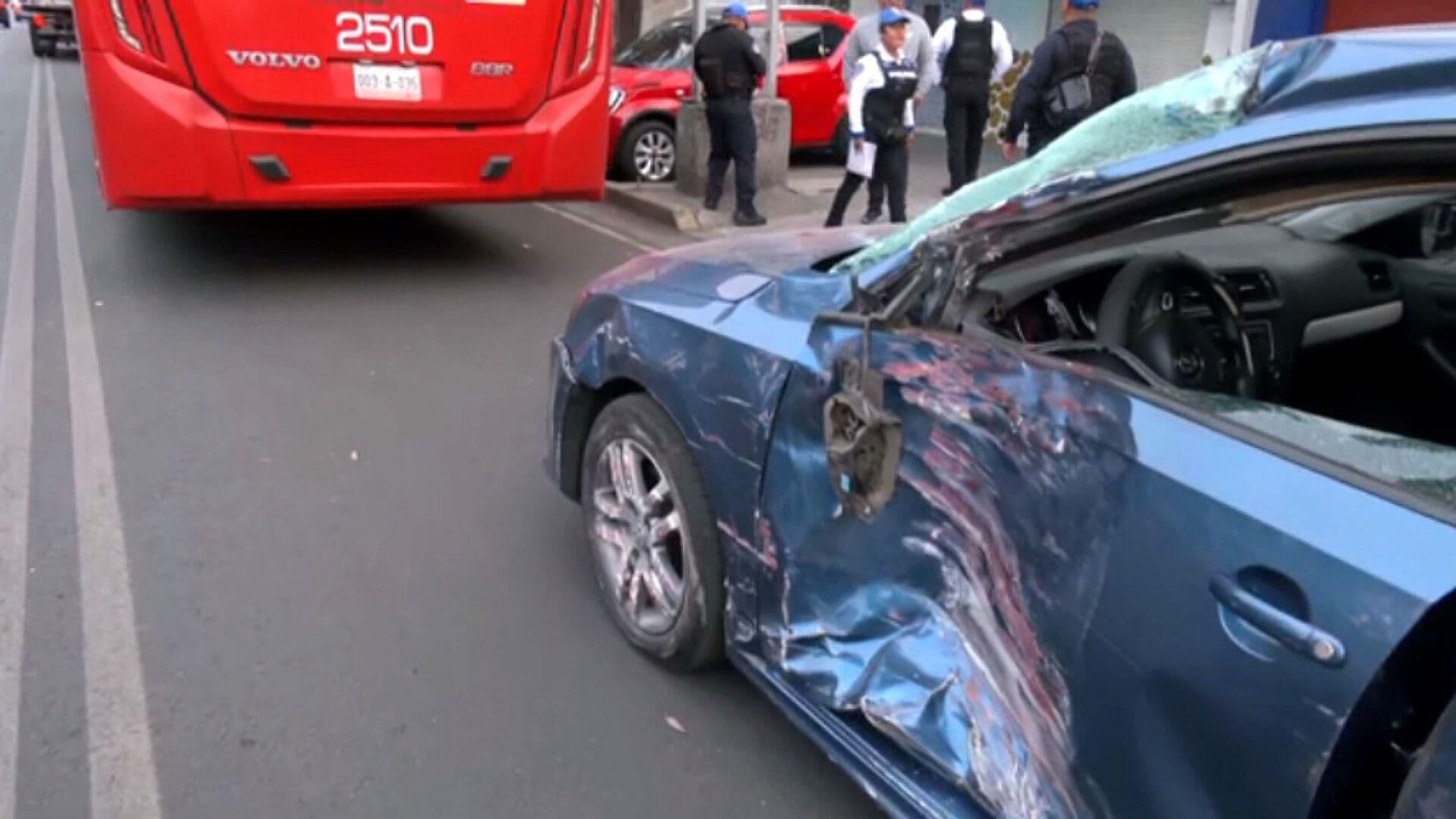 Accidente en CDMX: Fuerte Choque Ocurre entre Metrobús y Carro en la Moctezuma