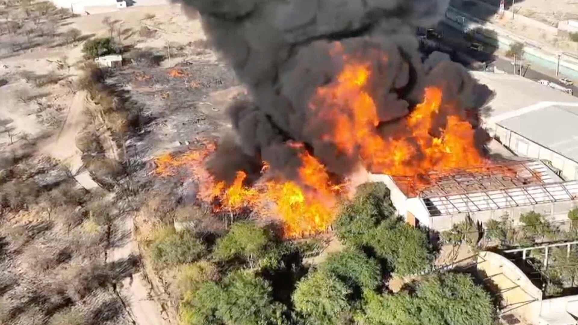 Incendio en Tarimera Genera Explosión en Hermosillo; Bomberos Resultan Lesionados