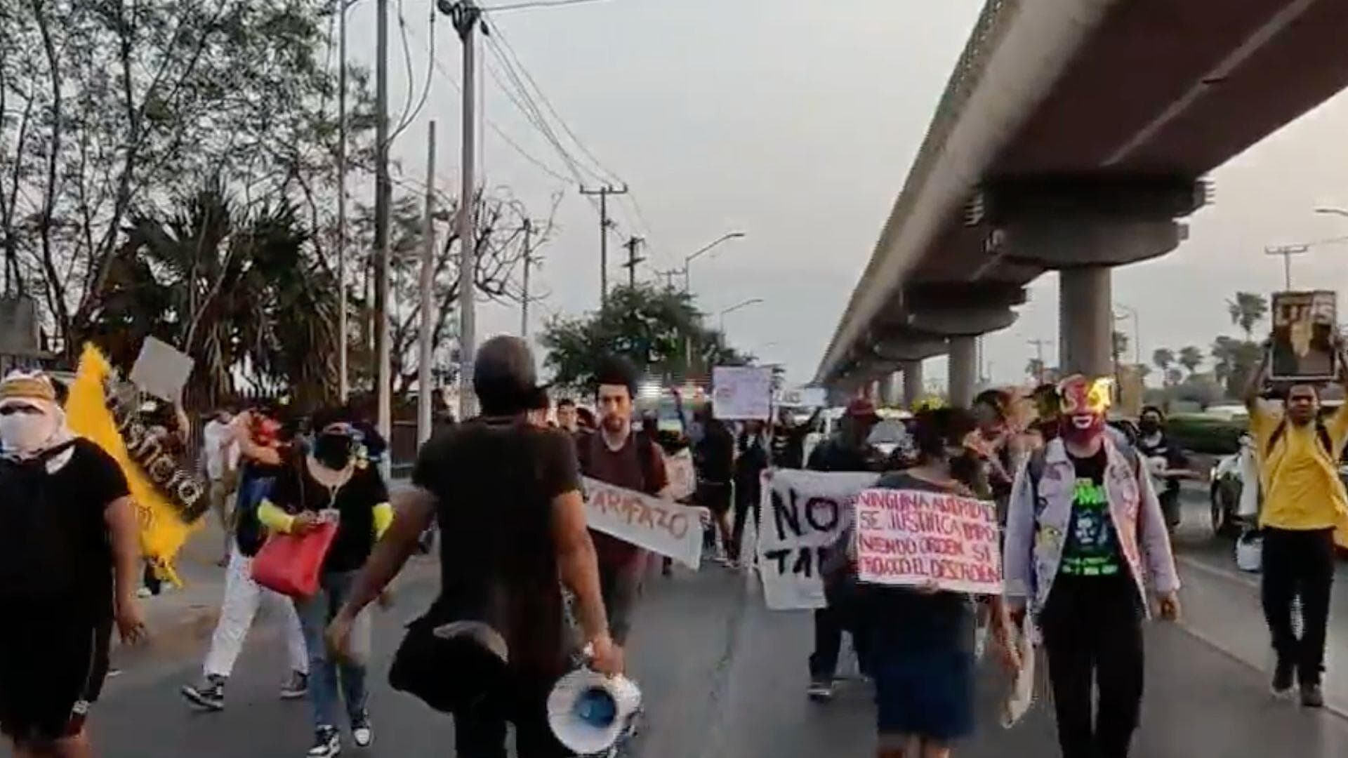 Protestan y Bloquean Estación del Metro Universidad por Tarifazo