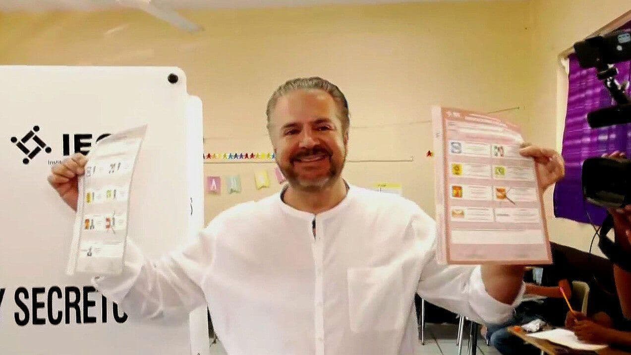 Lenin Pérez Emite su Voto en Ciudad Acuña, Coahuila